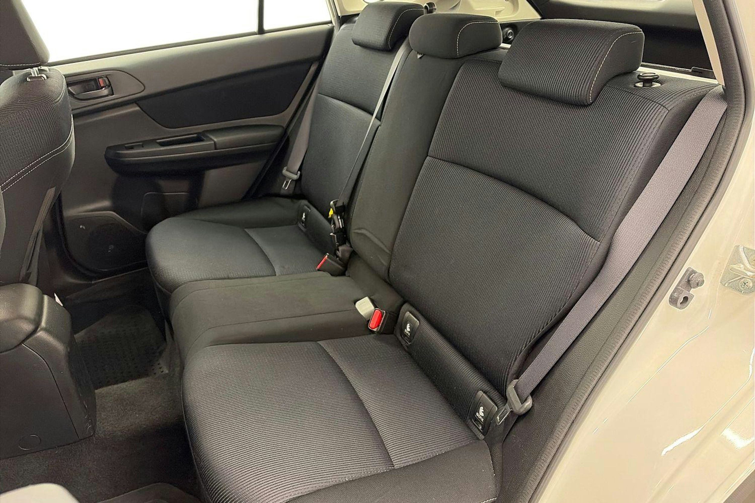 Valkoinen Subaru XV 2012 kuva 10.