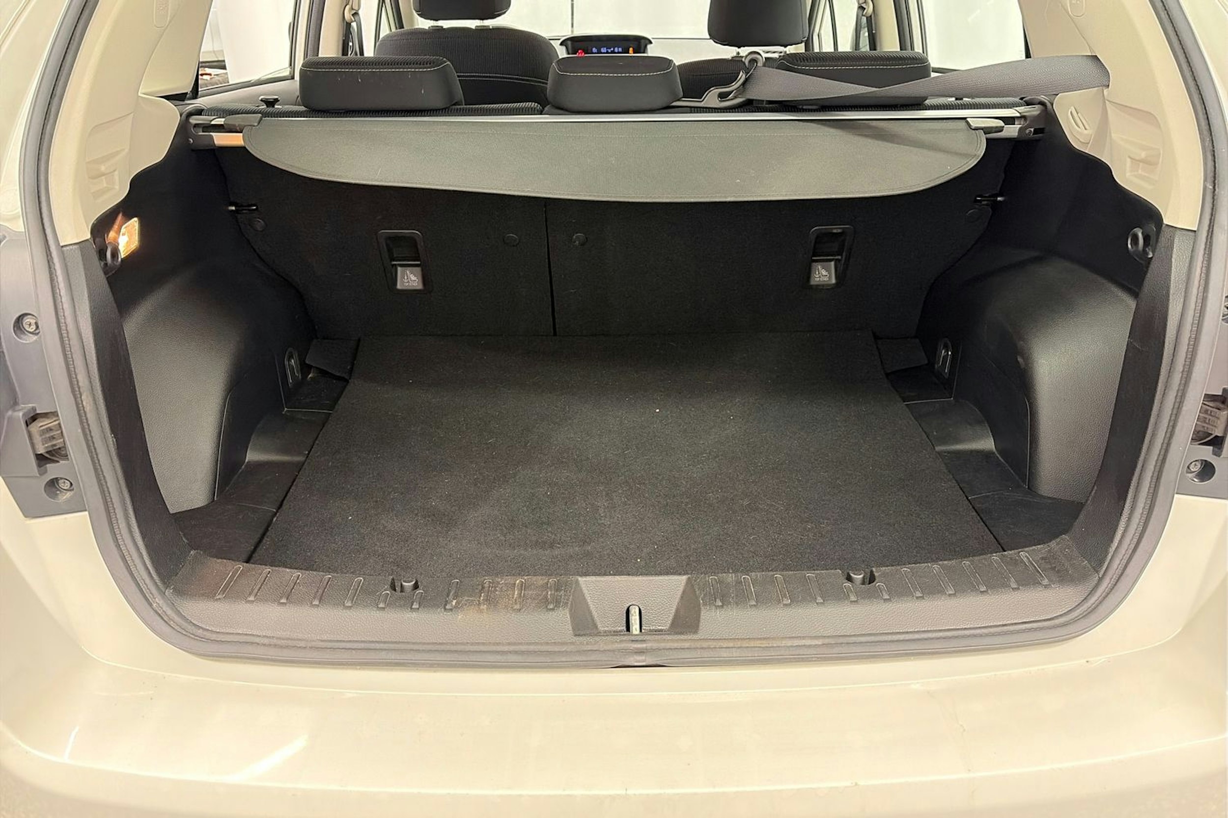 Valkoinen Subaru XV 2012 kuva 14.