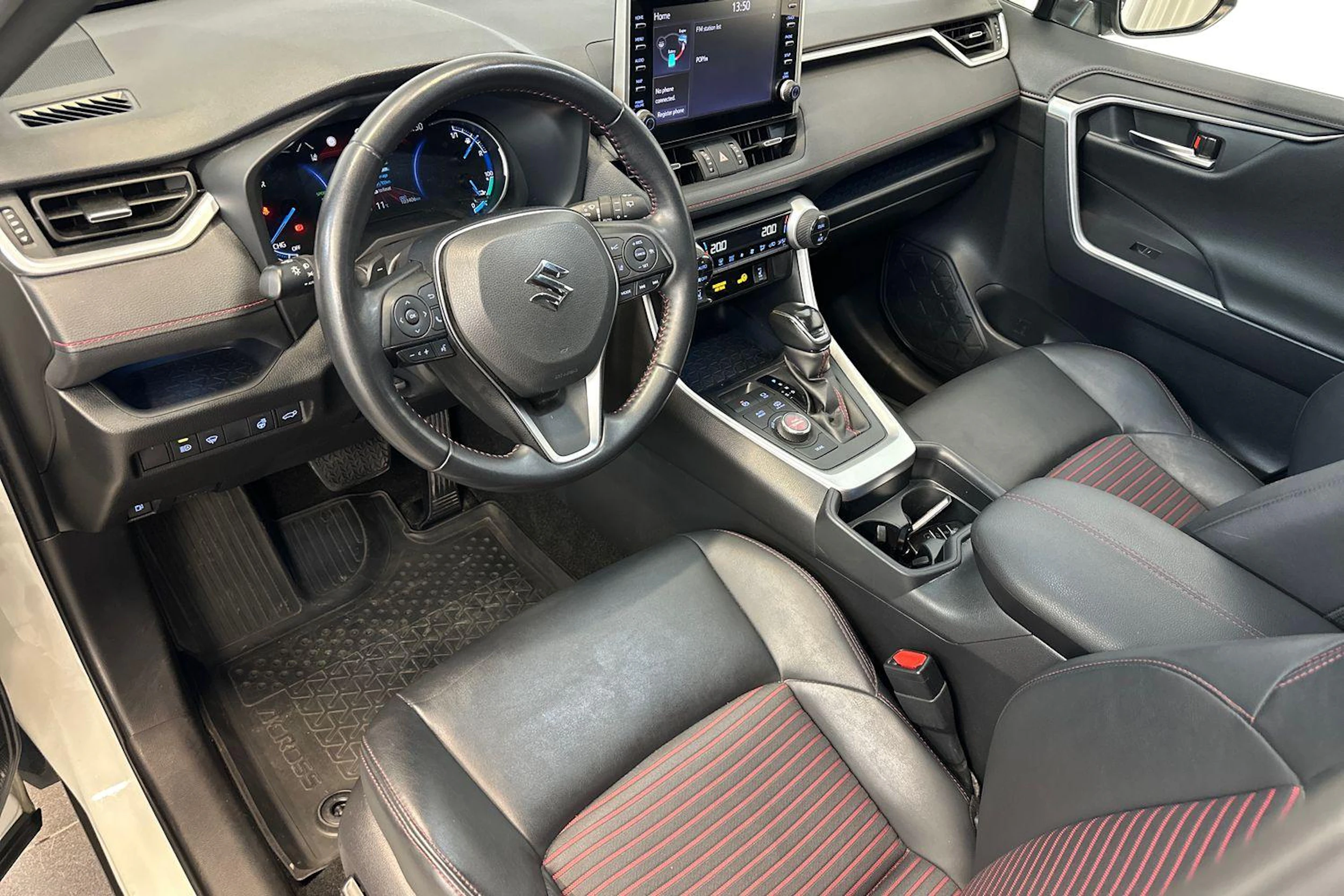 valkoinen Suzuki Across 2021 kuva 6.