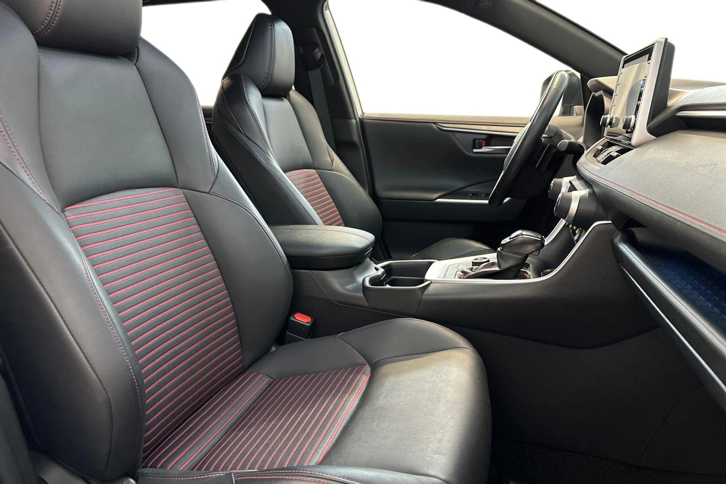 valkoinen Suzuki Across 2021 kuva 8.