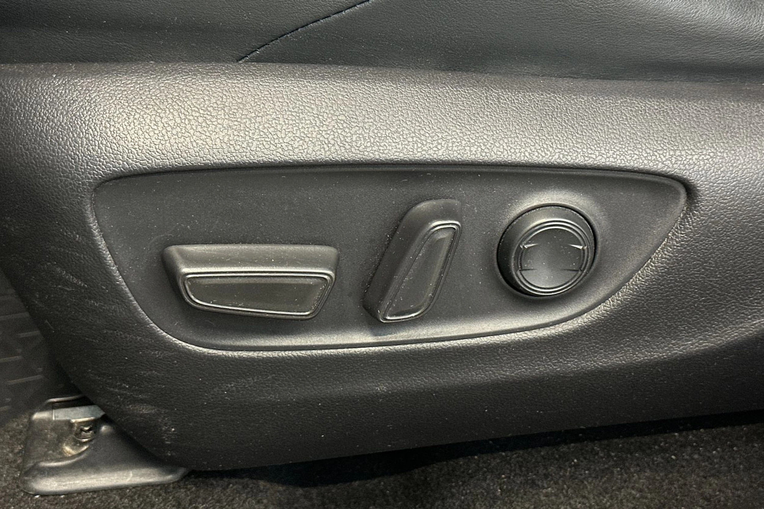 valkoinen Suzuki Across 2021 kuva 10.