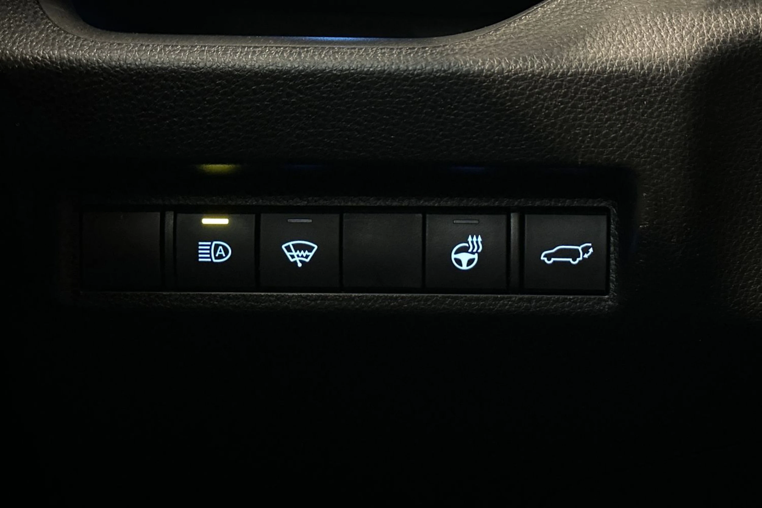 valkoinen Suzuki Across 2021 kuva 12.