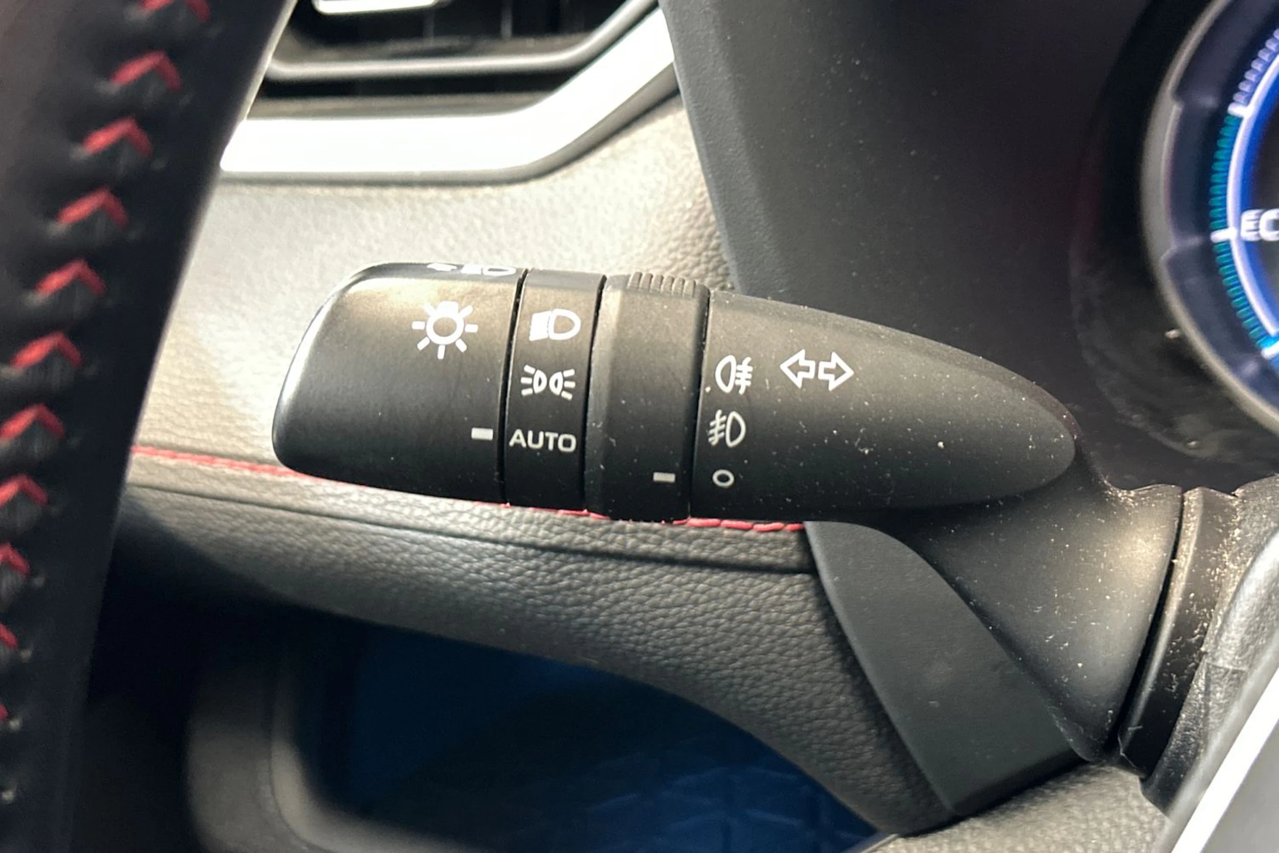 valkoinen Suzuki Across 2021 kuva 13.