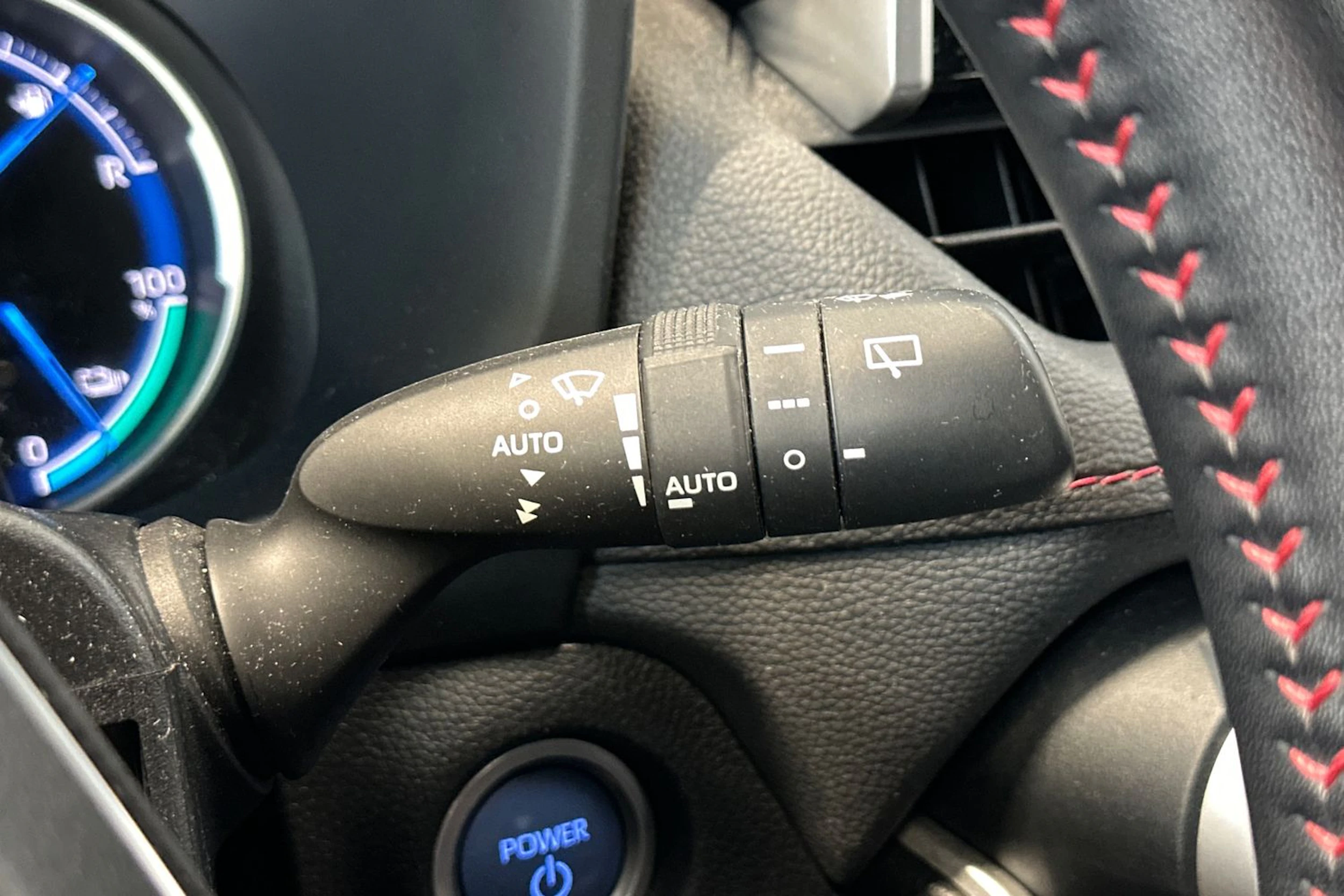 valkoinen Suzuki Across 2021 kuva 15.