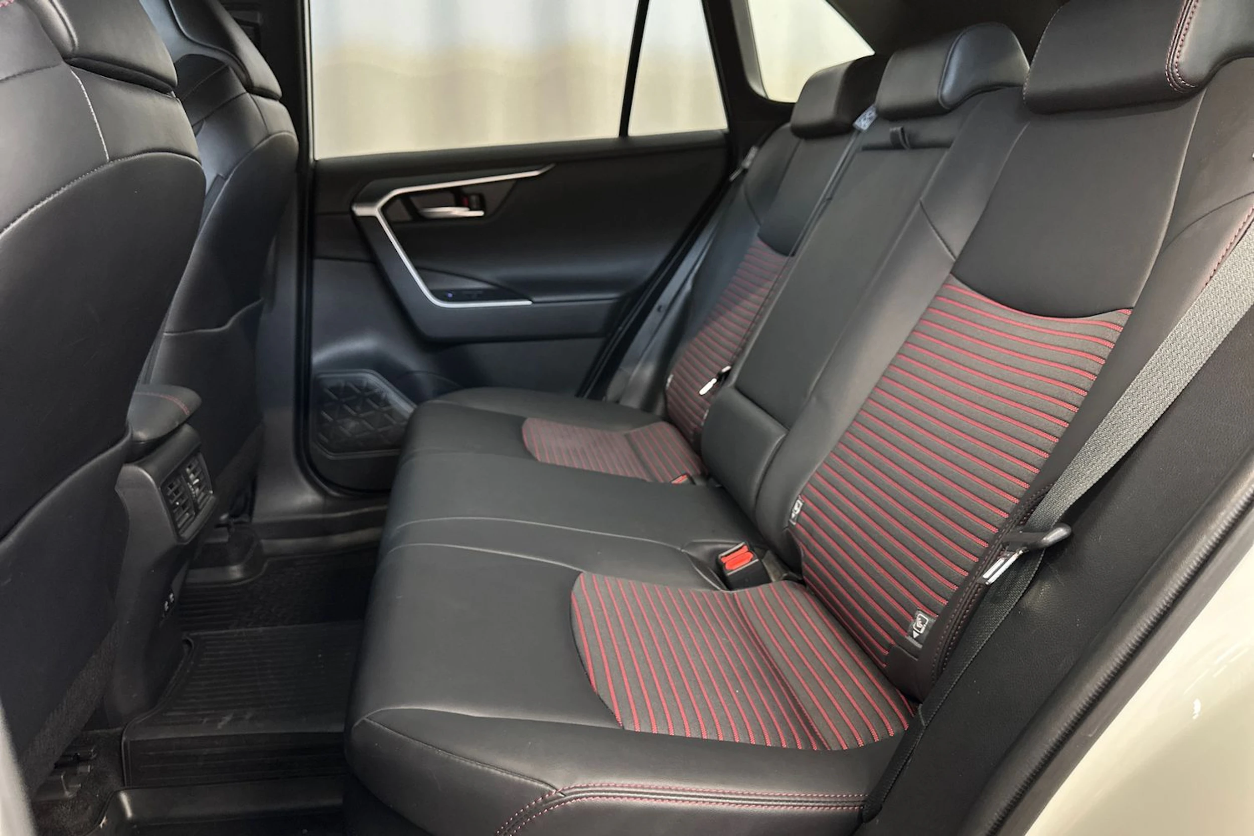 valkoinen Suzuki Across 2021 kuva 23.