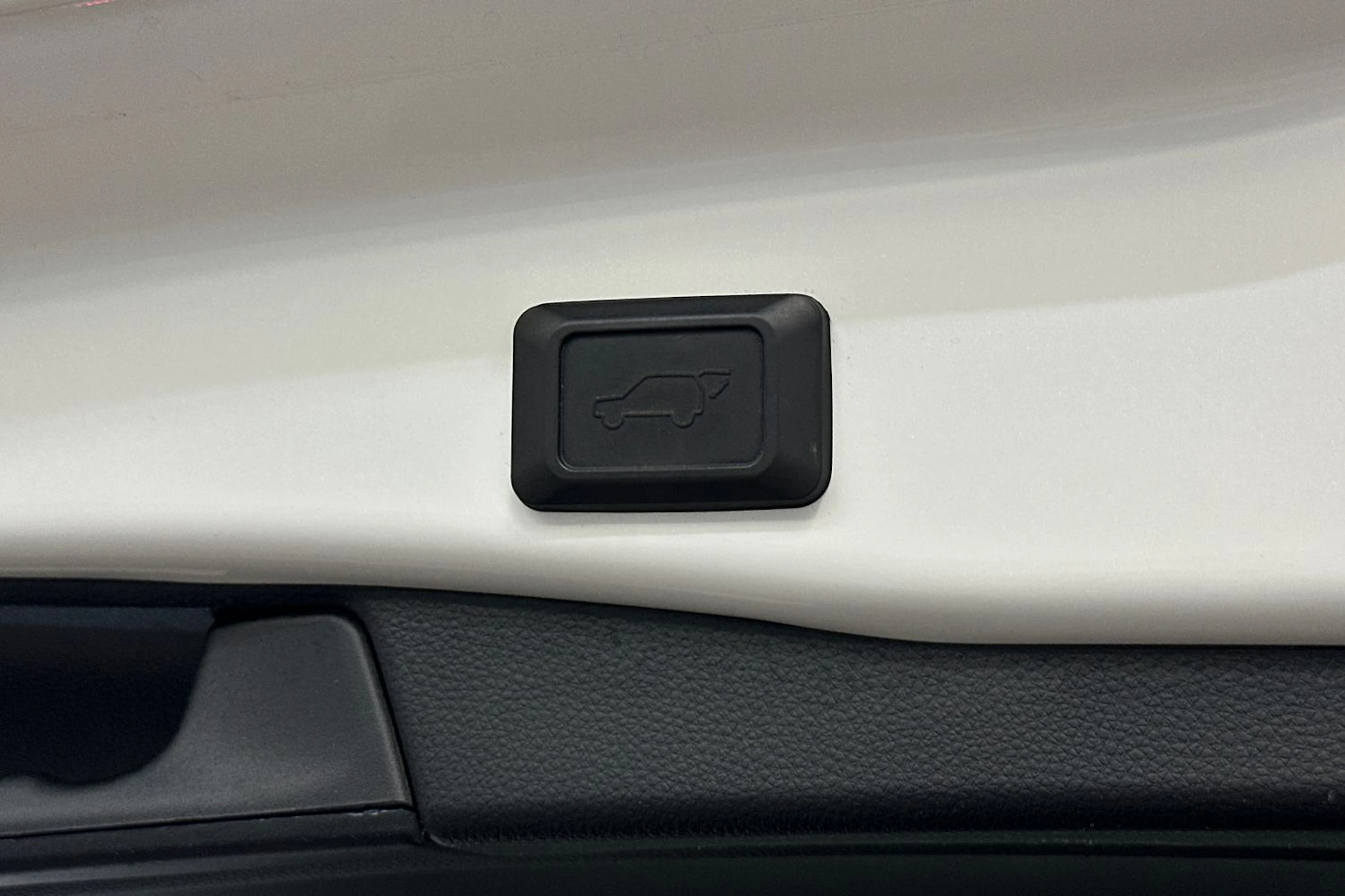 valkoinen Suzuki Across 2021 kuva 25.