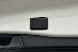 valkoinen Suzuki Across 2021 kuva 25.