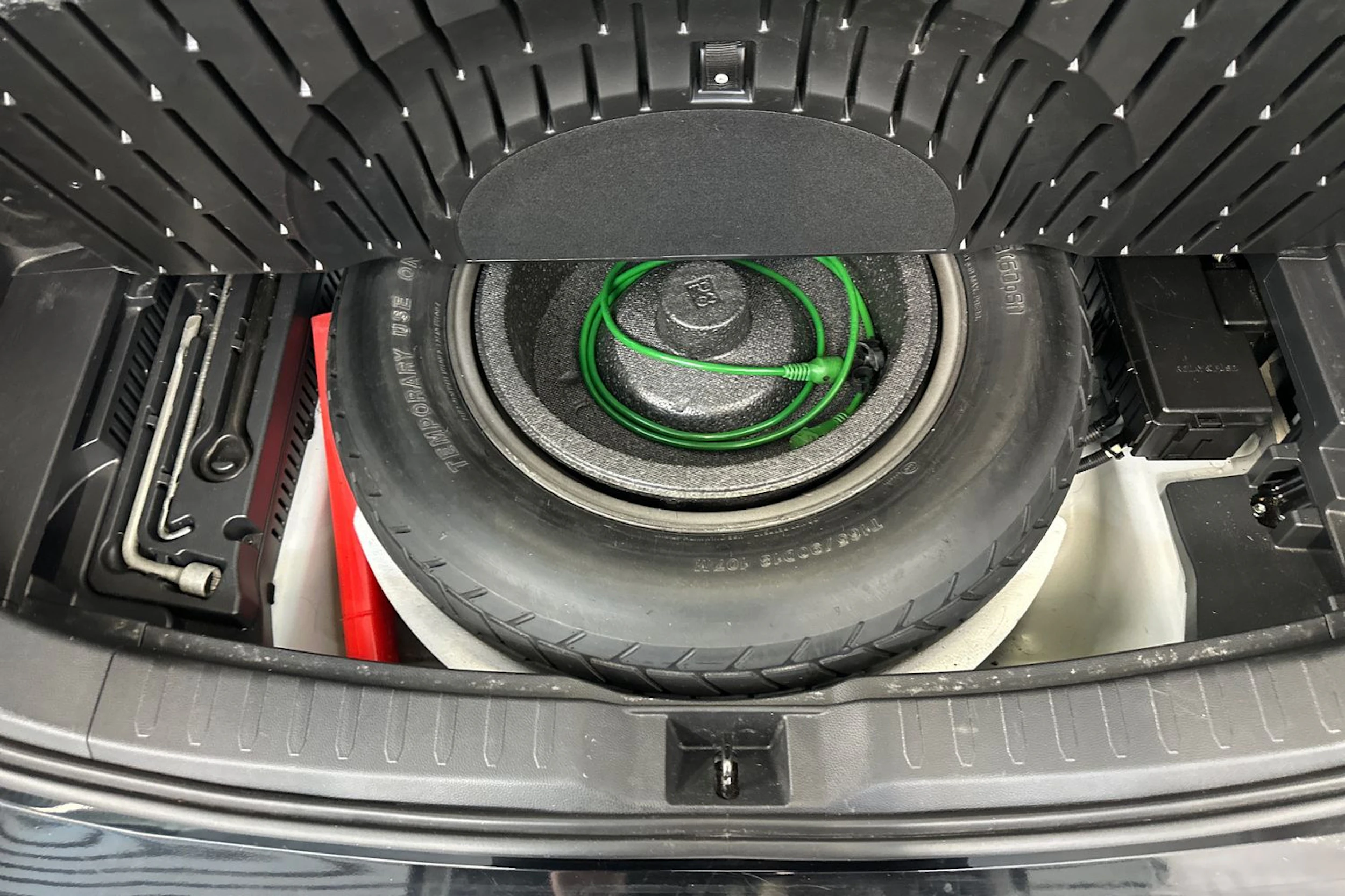 valkoinen Suzuki Across 2021 kuva 26.