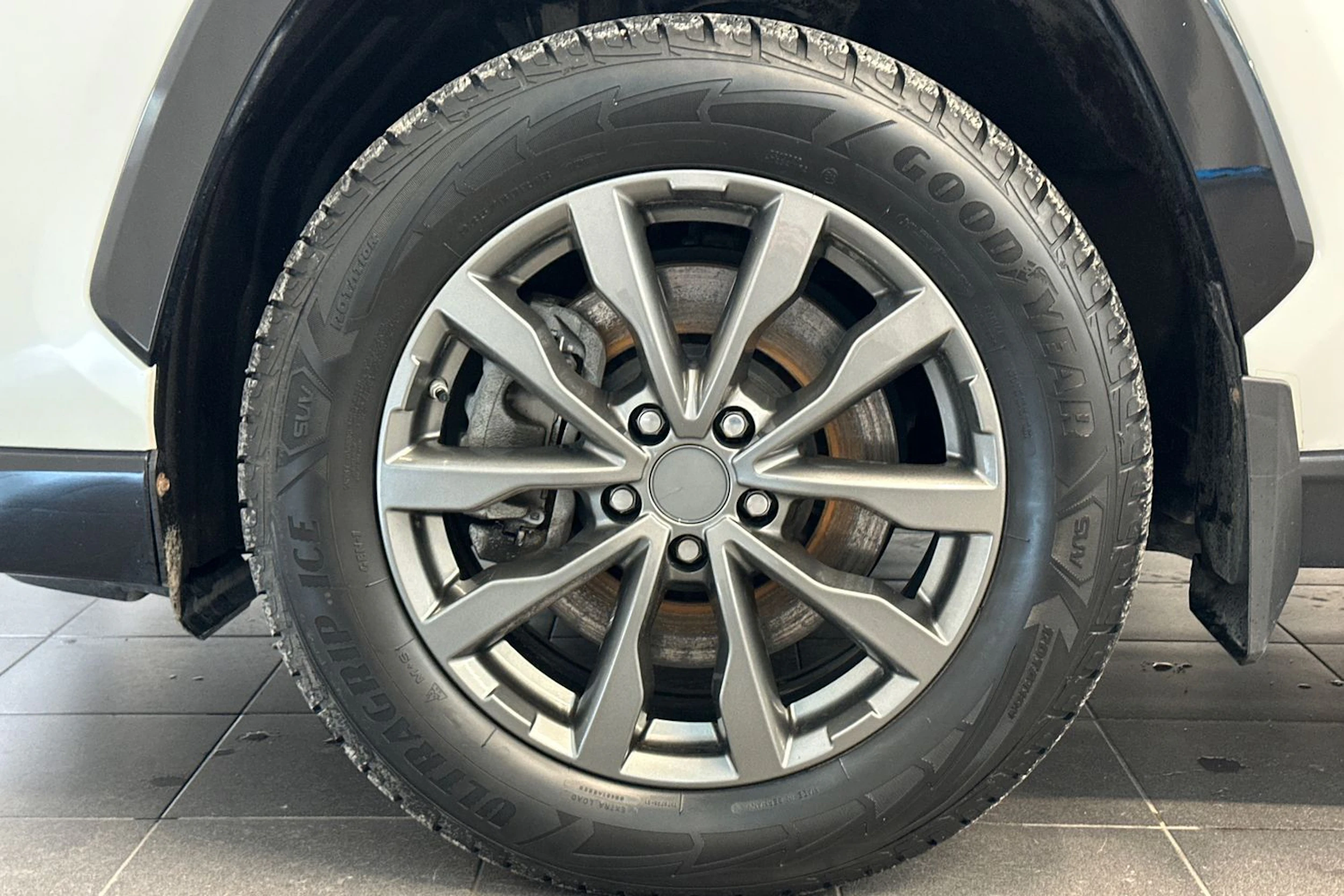 valkoinen Suzuki Across 2021 kuva 28.