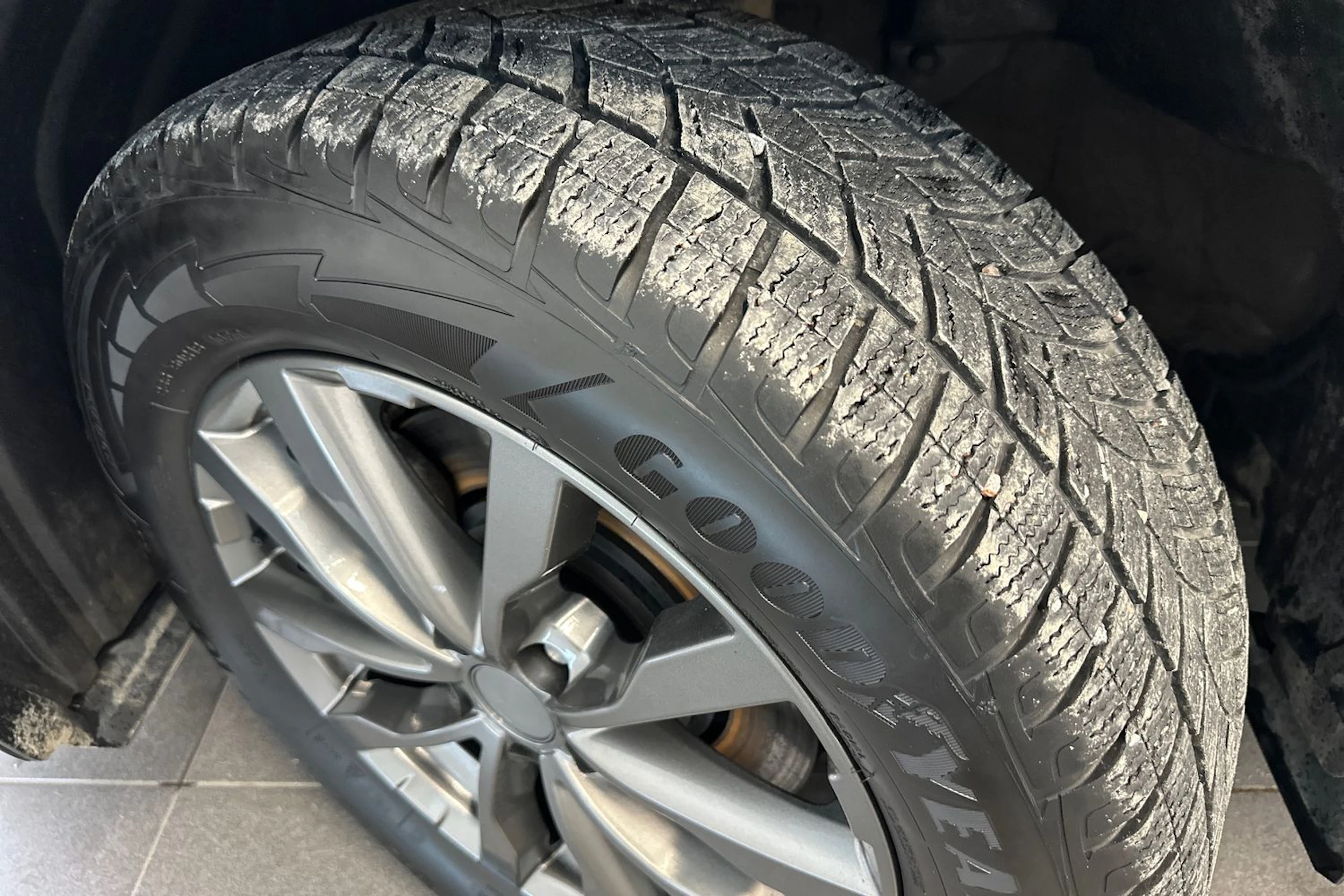 valkoinen Suzuki Across 2021 kuva 29.