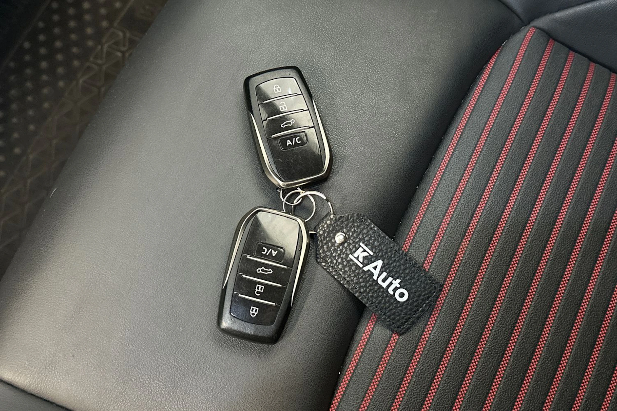 valkoinen Suzuki Across 2021 kuva 32.