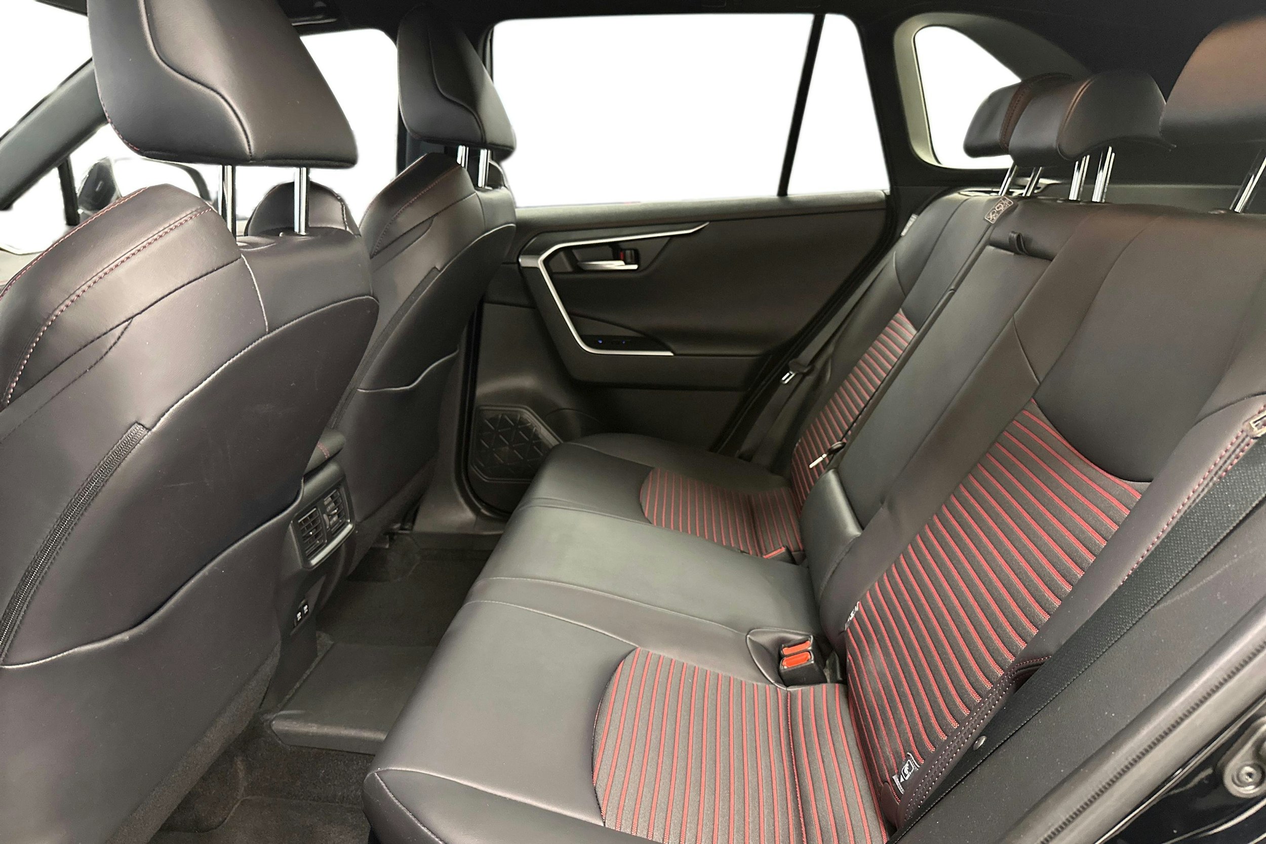 musta Suzuki Across 2021 kuva 10.