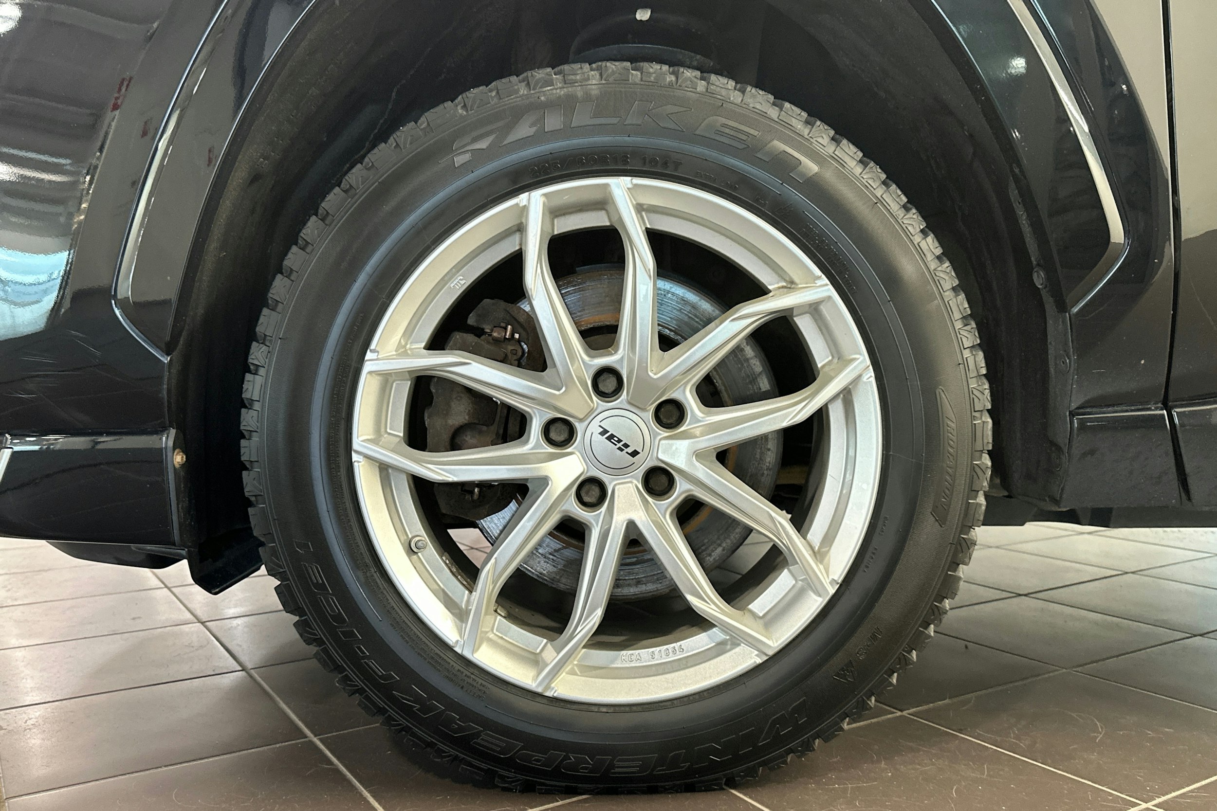 musta Suzuki Across 2021 kuva 11.