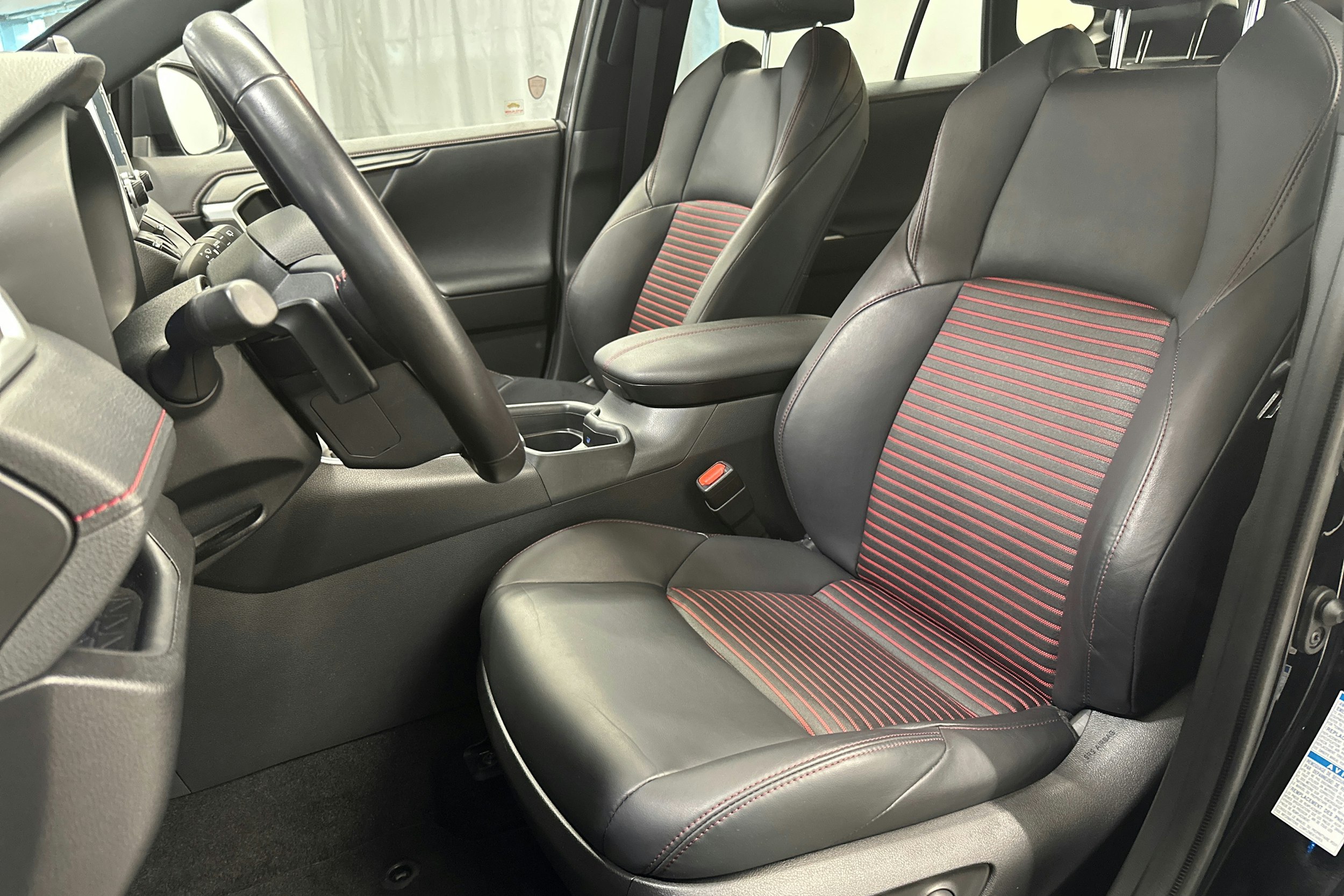 musta Suzuki Across 2021 kuva 14.