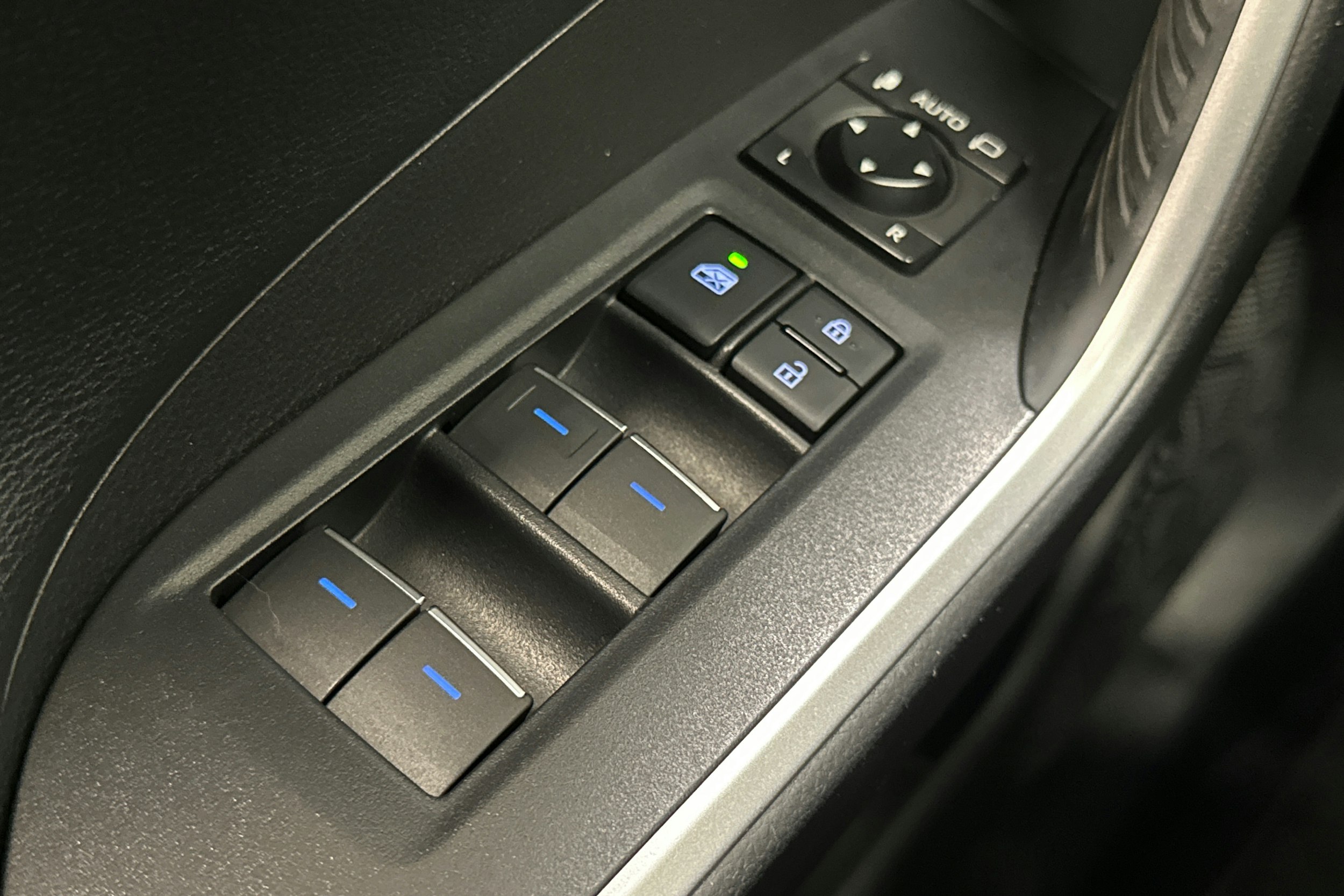 musta Suzuki Across 2021 kuva 17.