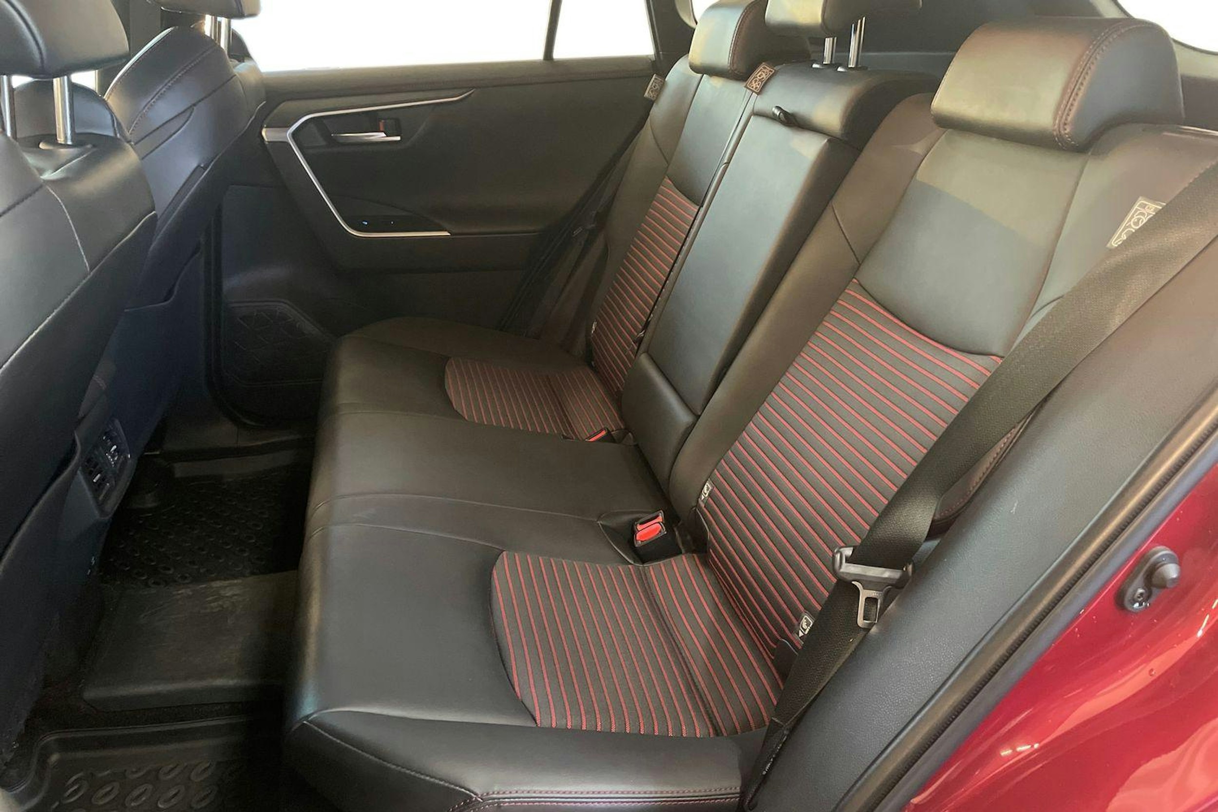 Punainen Suzuki Across 2021 kuva 10.