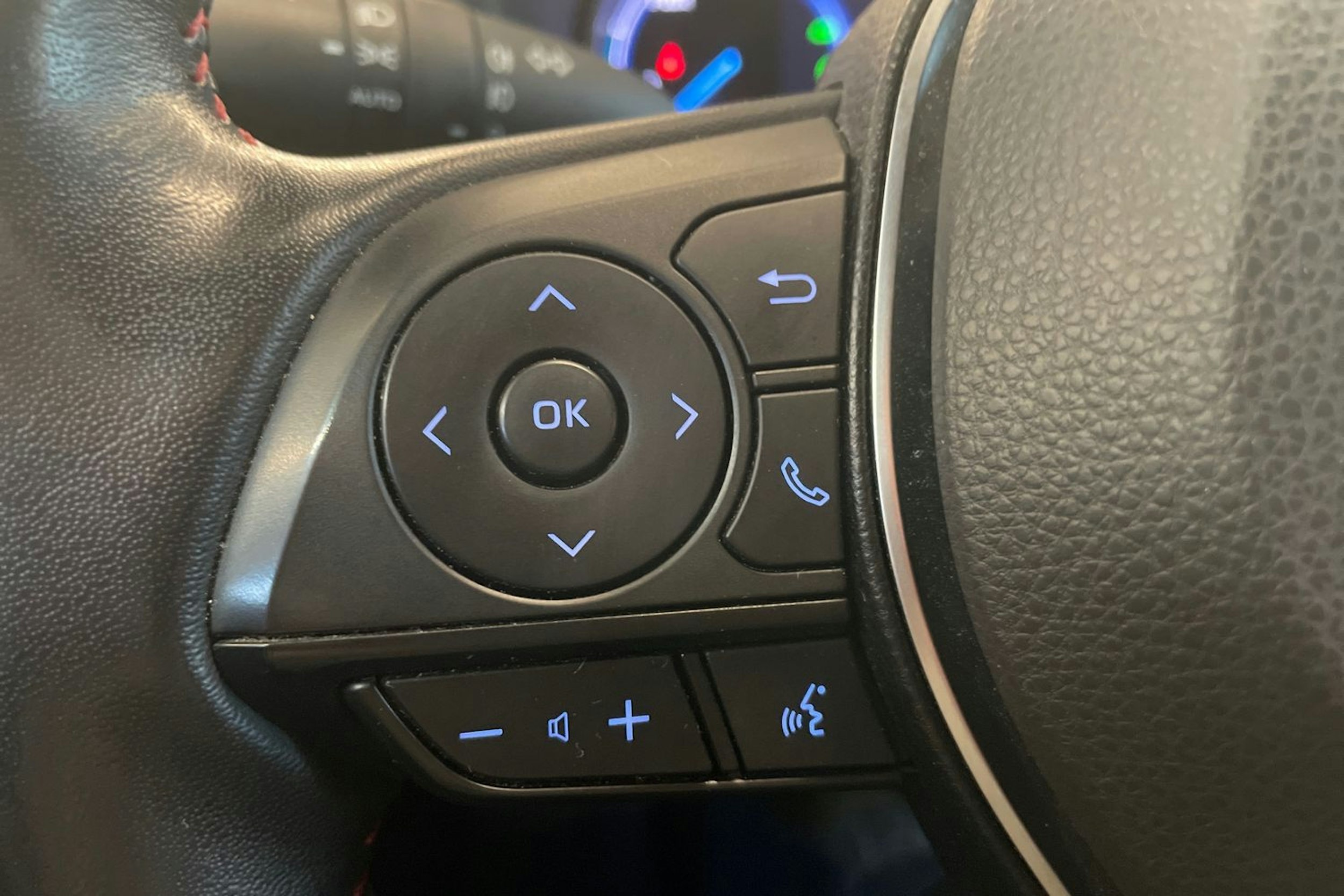 Punainen Suzuki Across 2021 kuva 15.