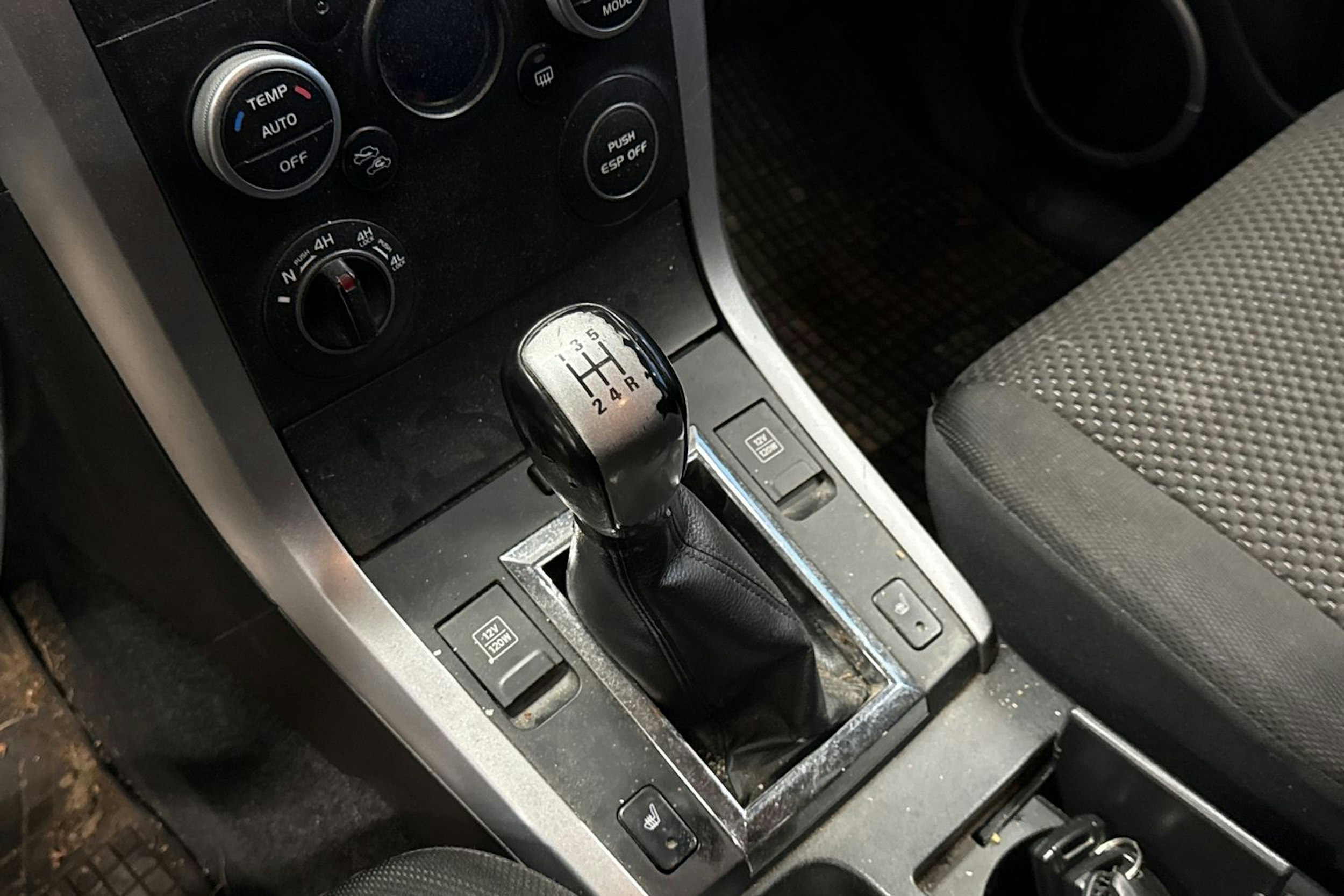 Harmaa Suzuki Grand Vitara 2011 kuva 18.