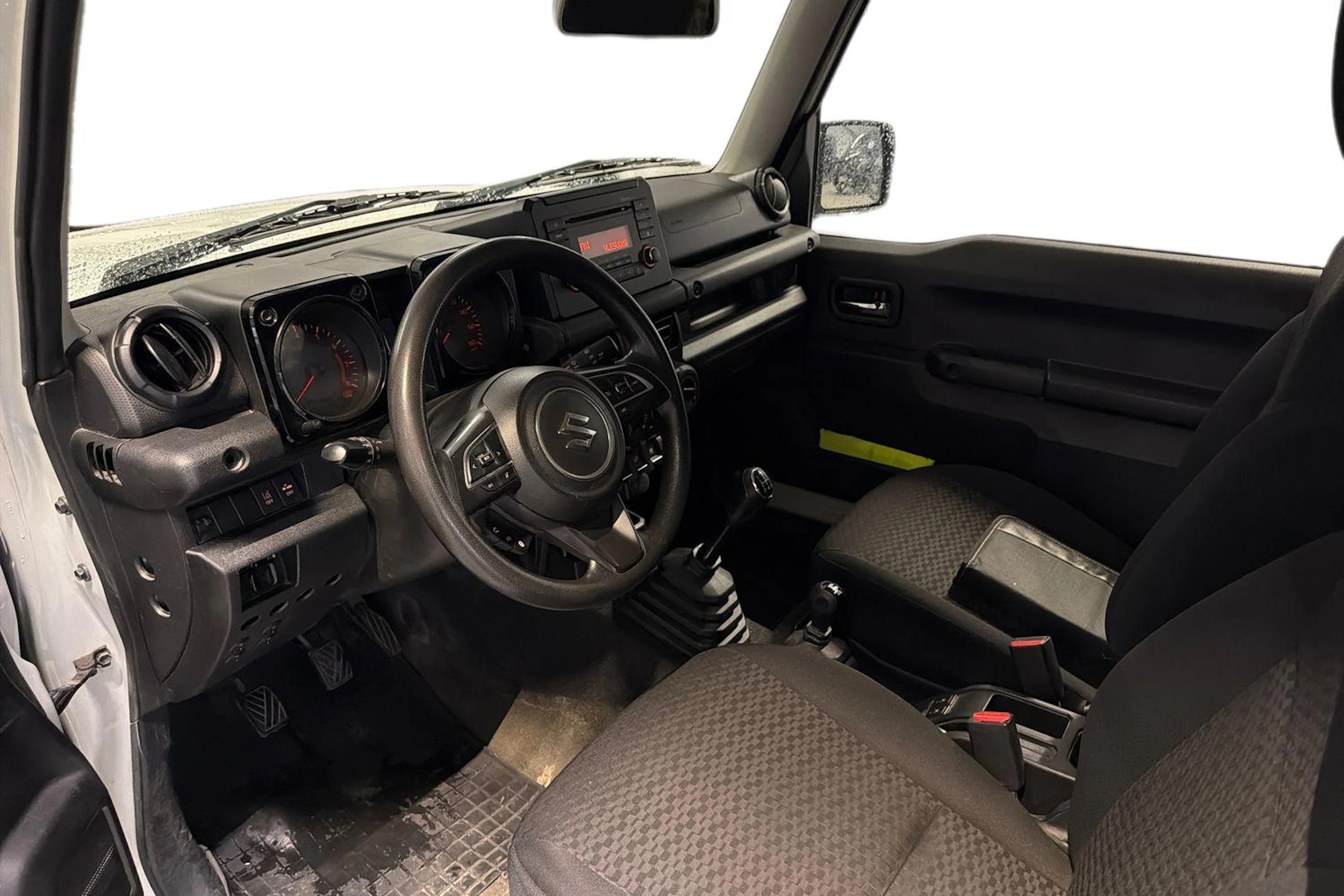 valkoinen Suzuki Jimny 2024 kuva 3.