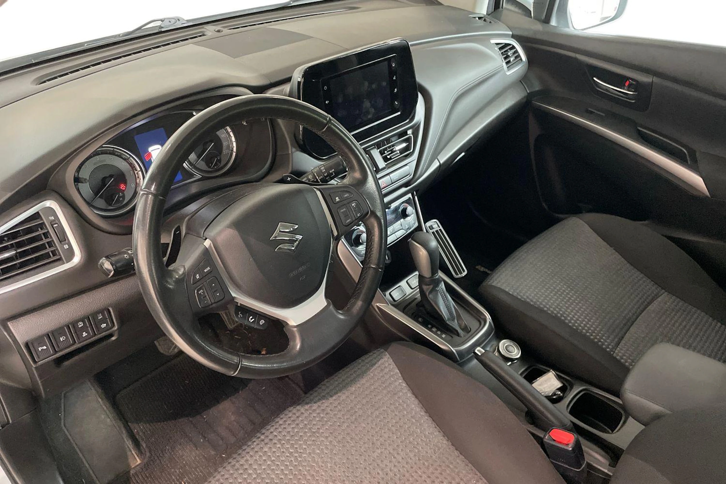 Valkoinen Suzuki S-Cross 2022 kuva 3.