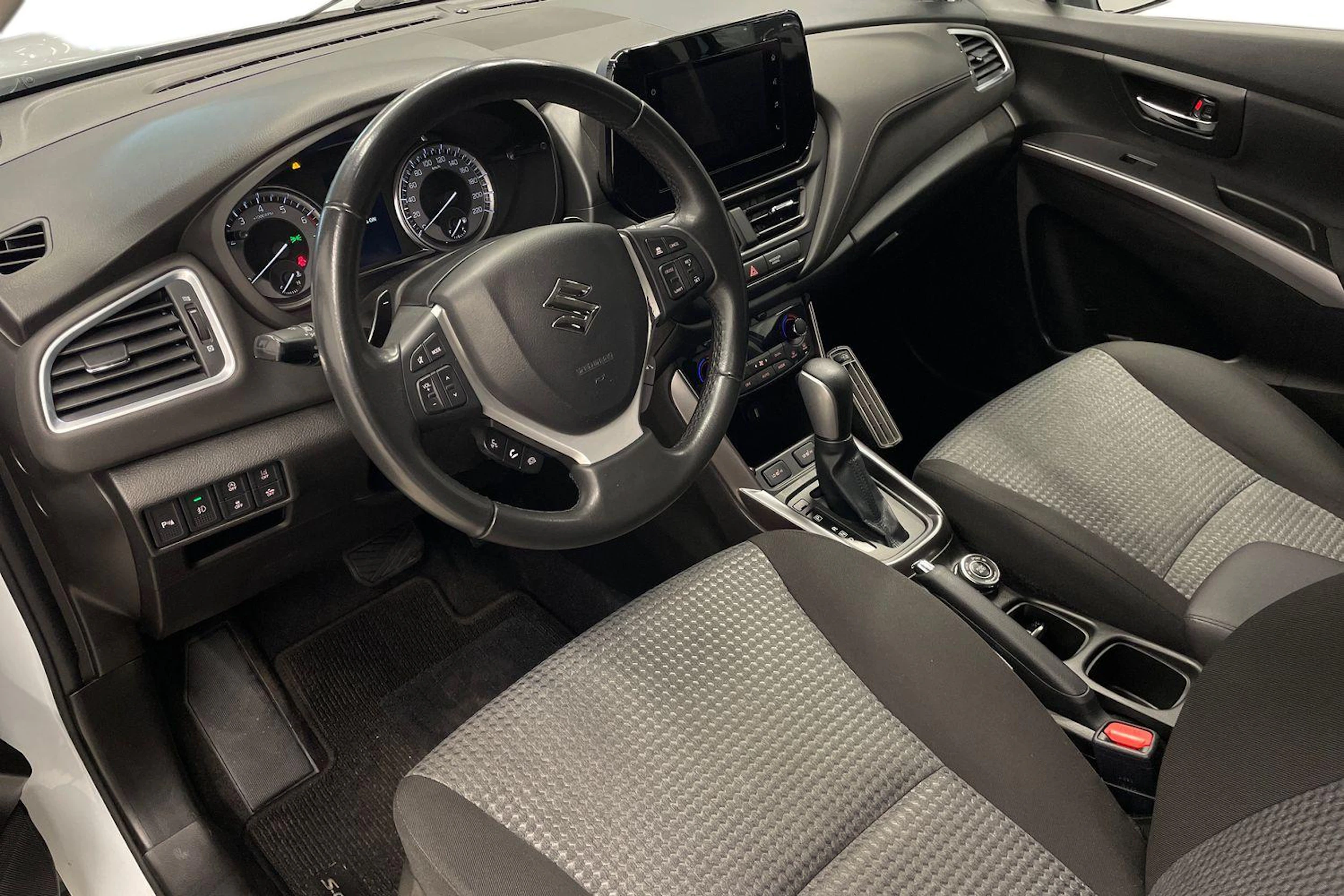 Valkoinen Suzuki S-Cross 2022 kuva 6.