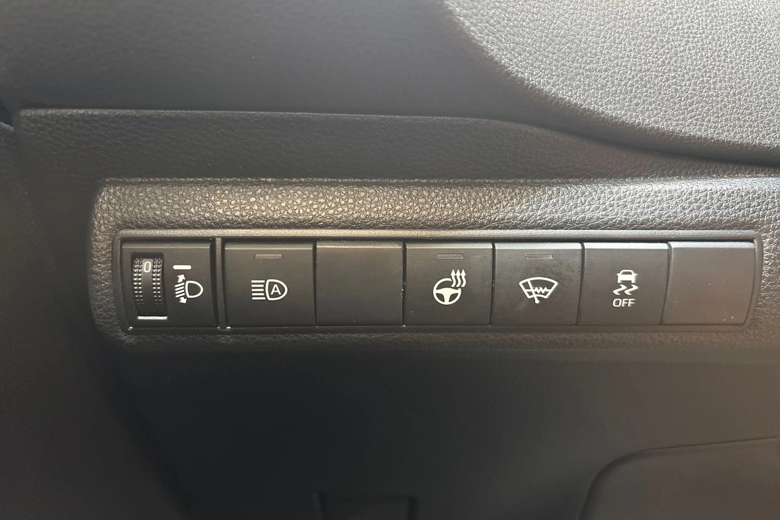 Ruskea (beige) Suzuki Swace 2021 kuva 15.
