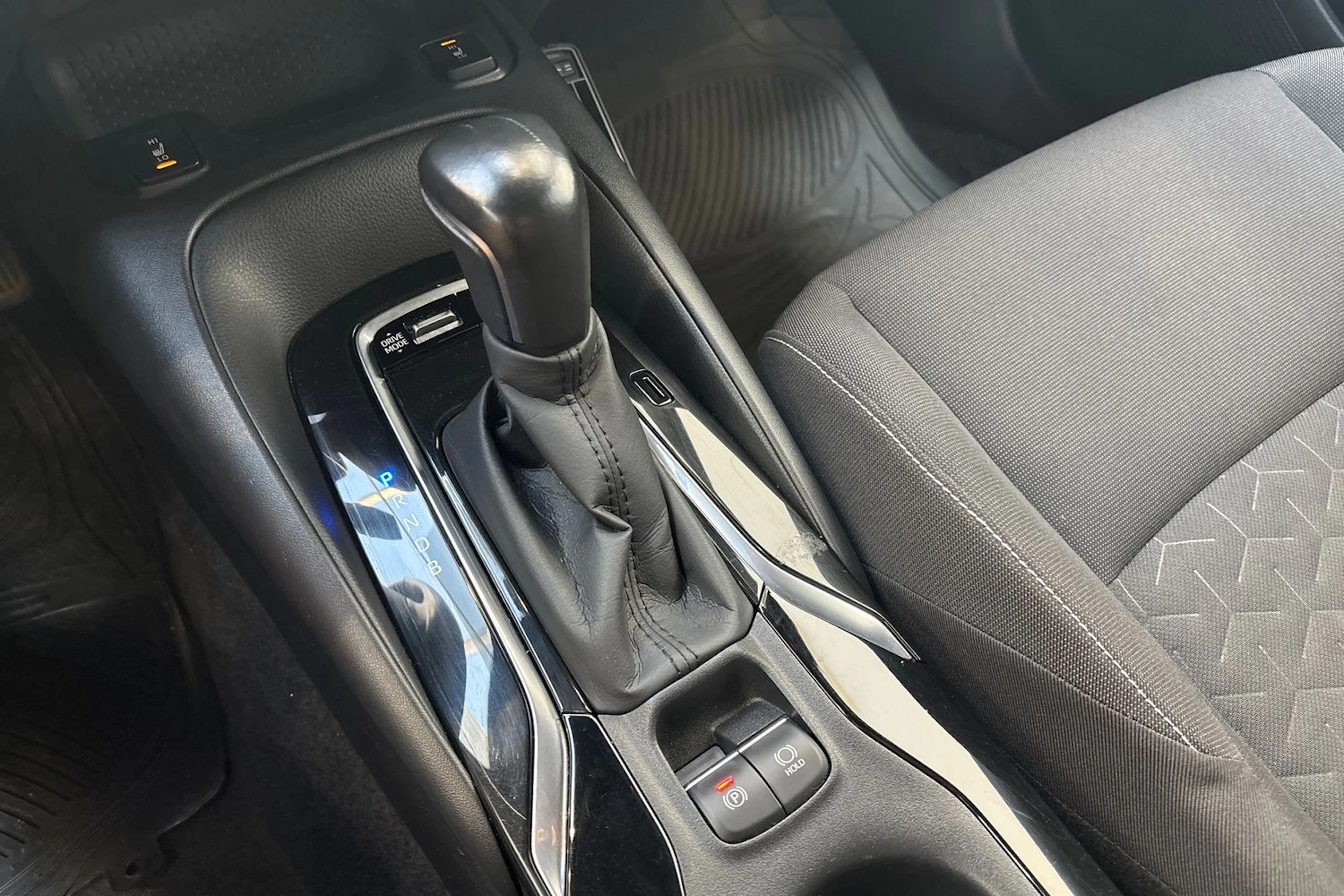 Ruskea (beige) Suzuki Swace 2021 kuva 18.