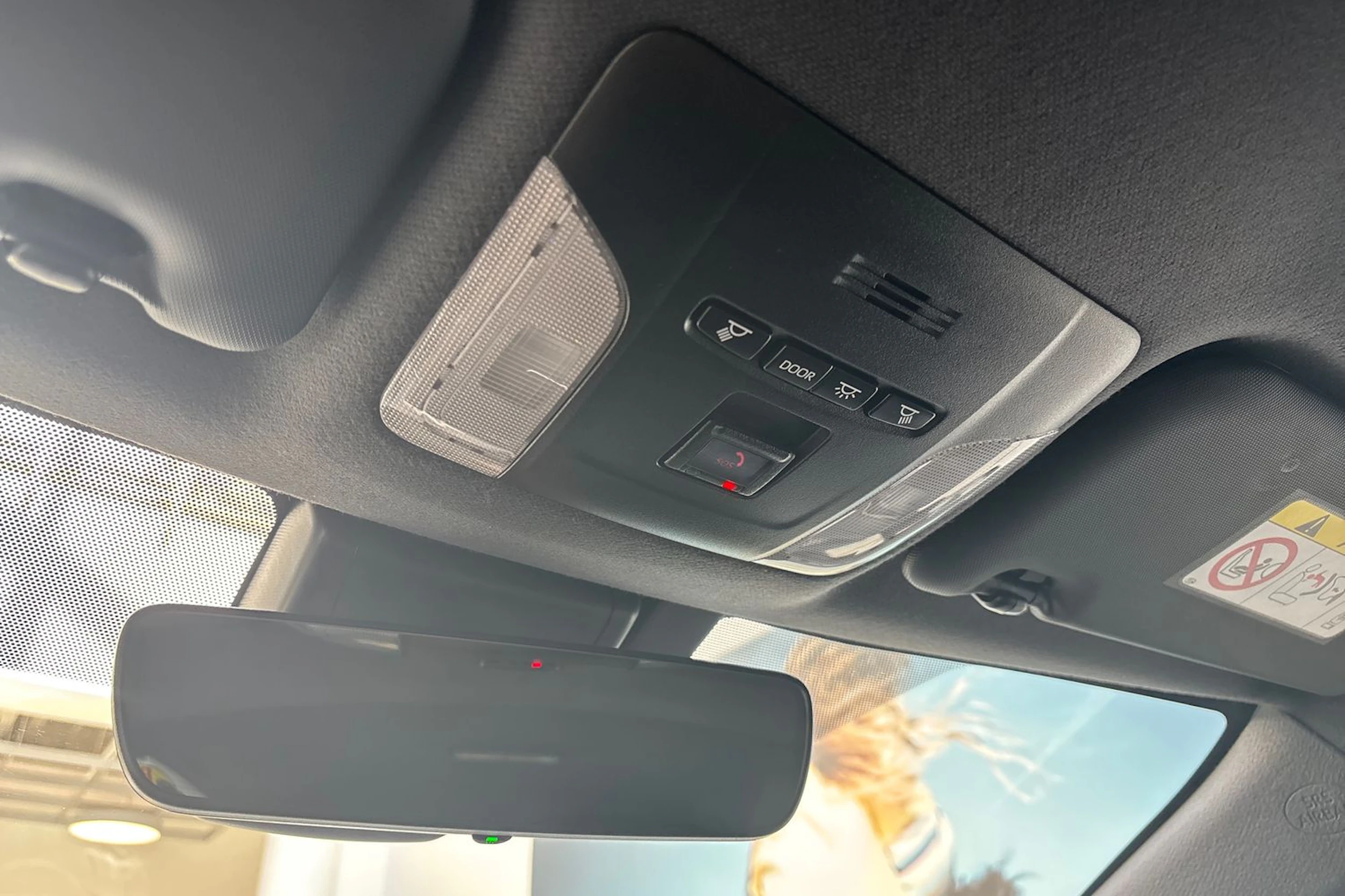 Ruskea (beige) Suzuki Swace 2021 kuva 22.