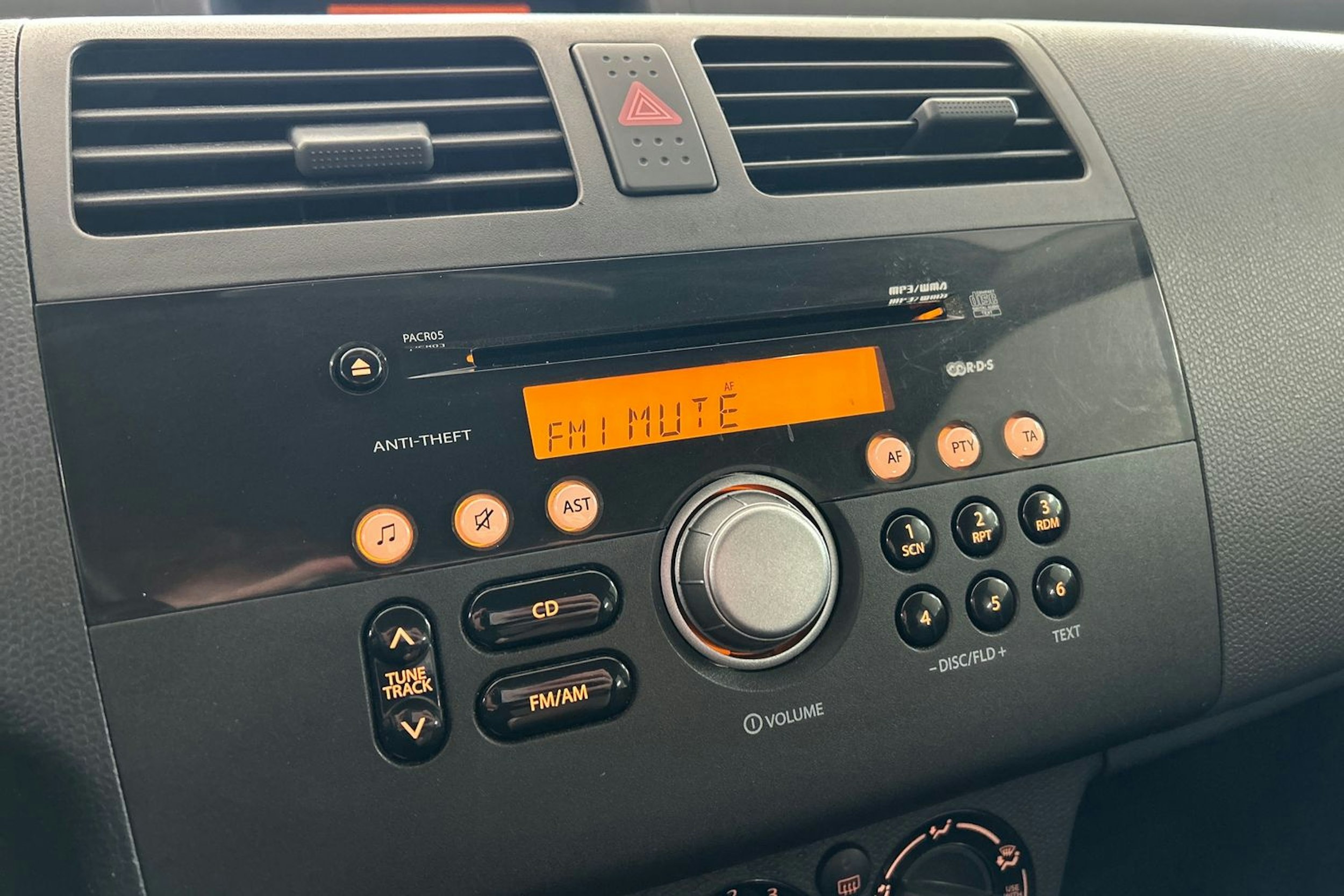 Oranssi Suzuki SWIFT 2008 kuva 17.