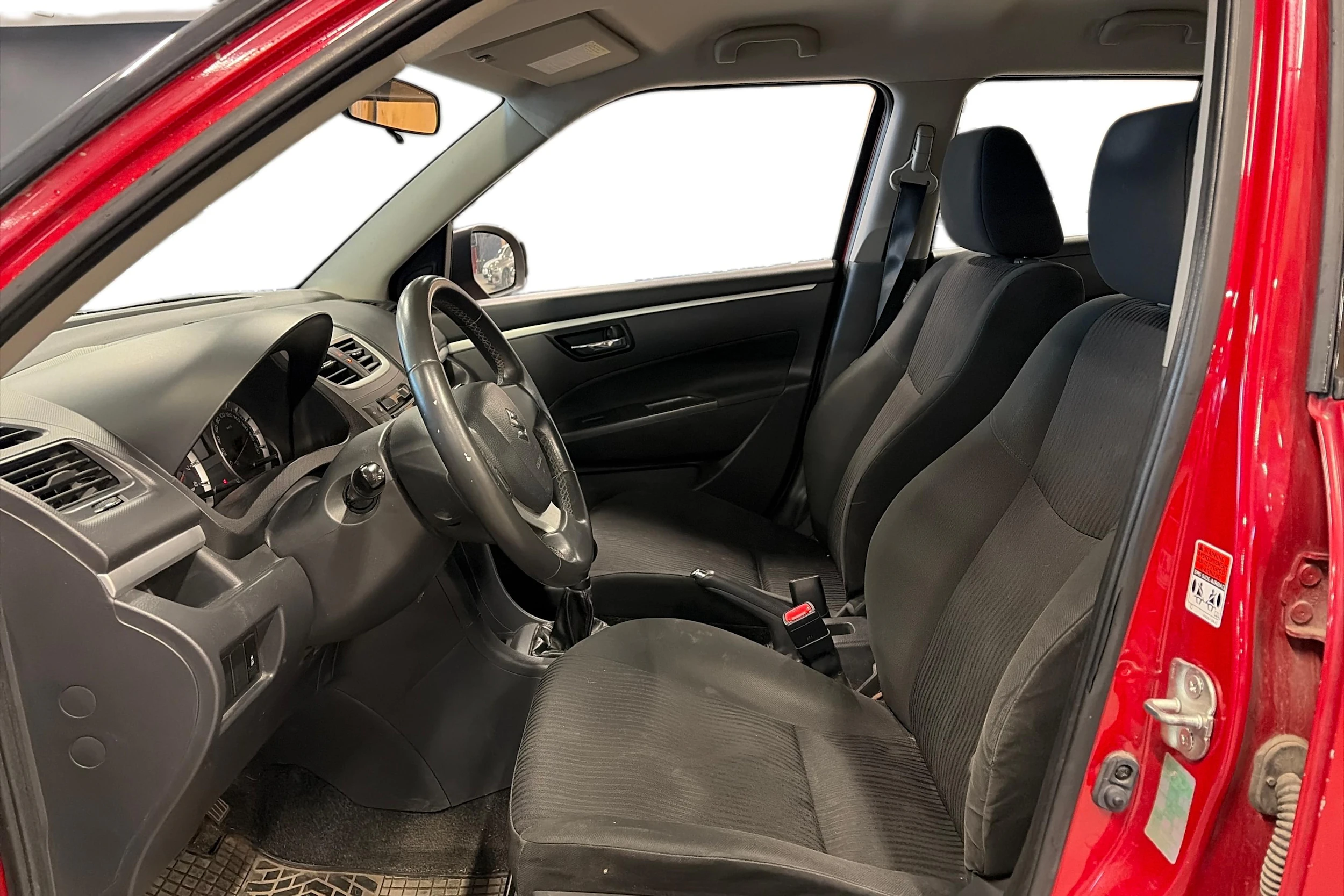 punainen Suzuki Swift 2011 kuva 3.