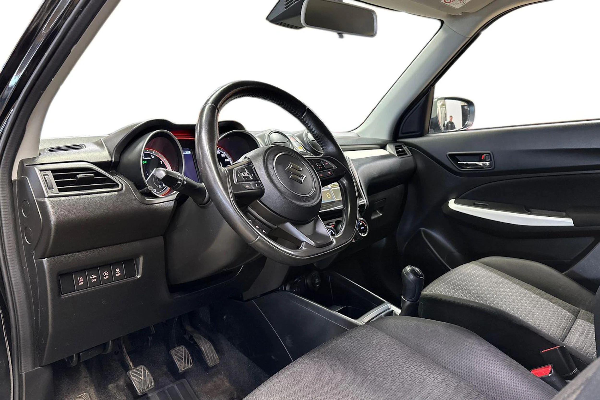musta Suzuki Swift 2018 kuva 8.