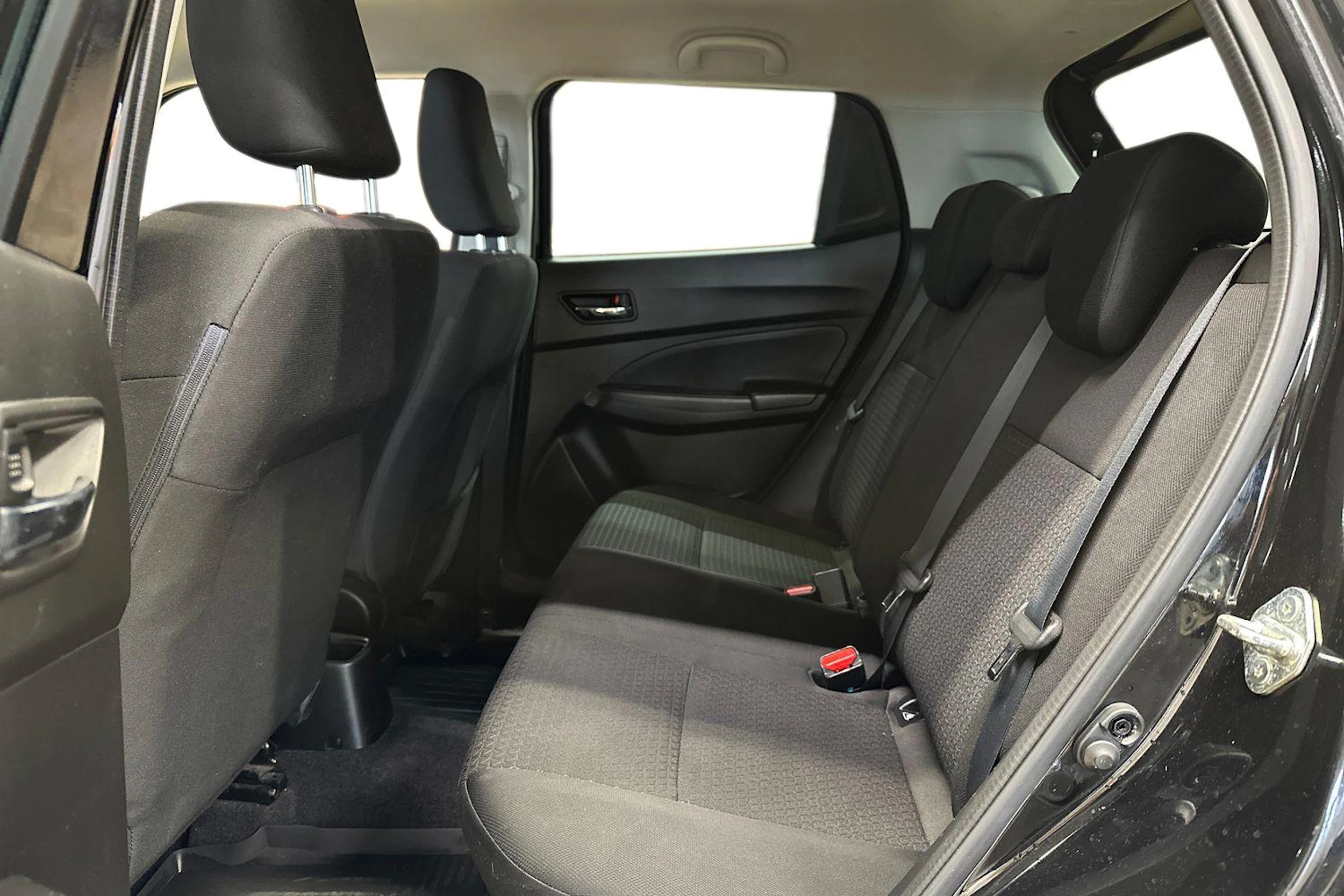 musta Suzuki Swift 2018 kuva 11.