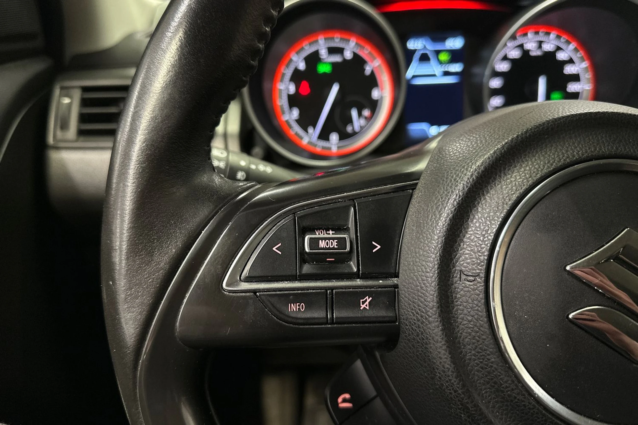 musta Suzuki Swift 2018 kuva 22.