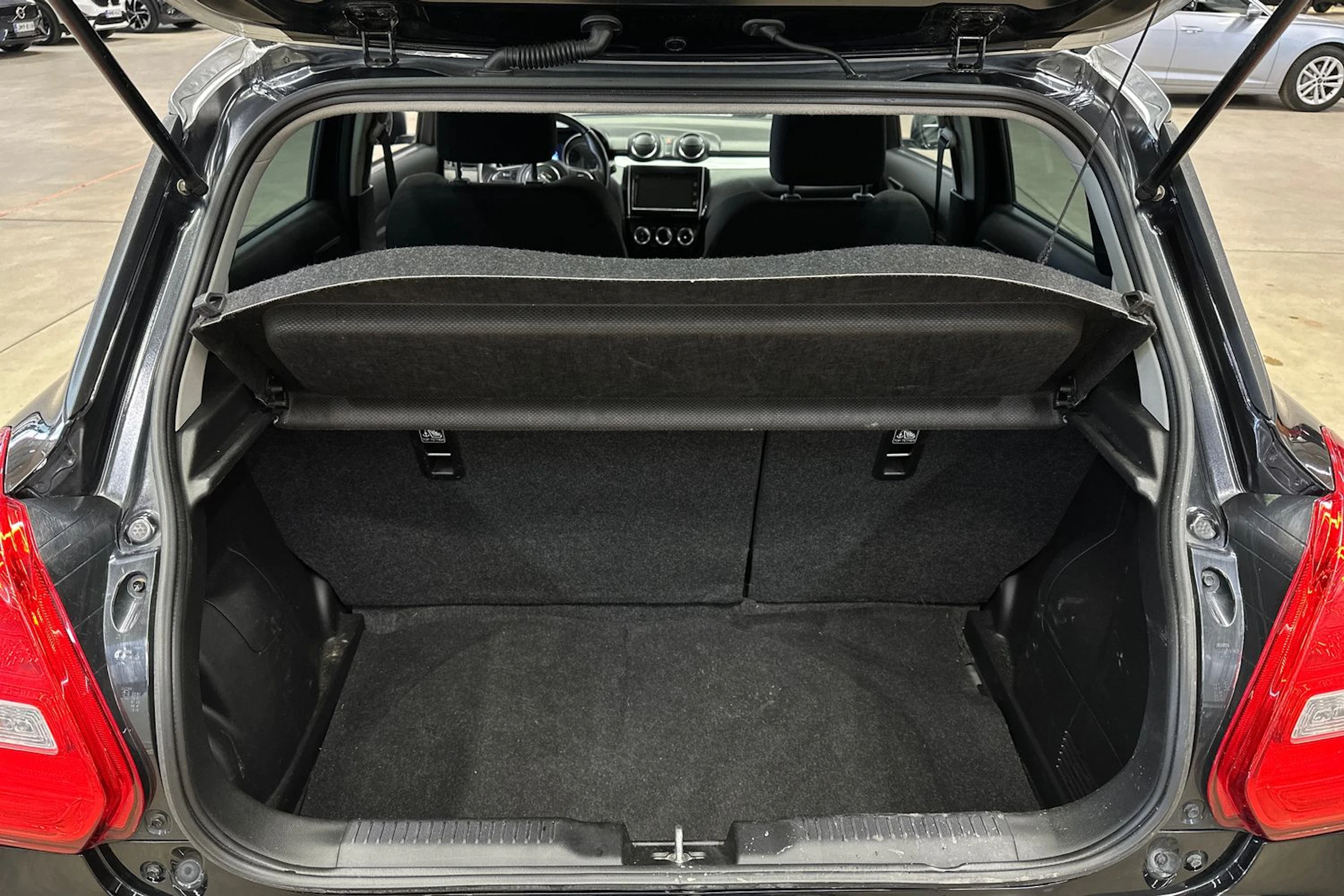musta Suzuki Swift 2018 kuva 27.