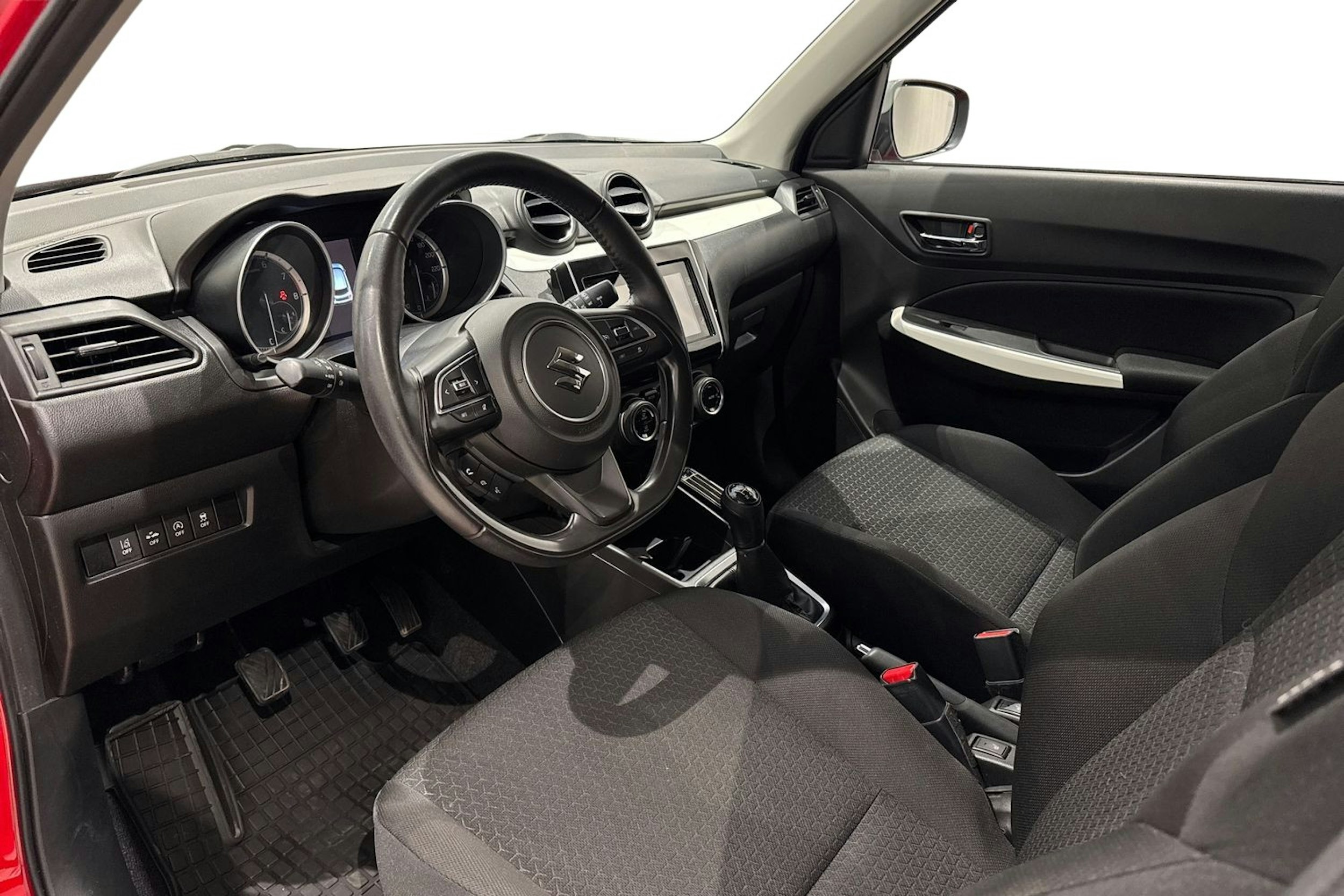 punainen Suzuki Swift 2019 kuva 7.