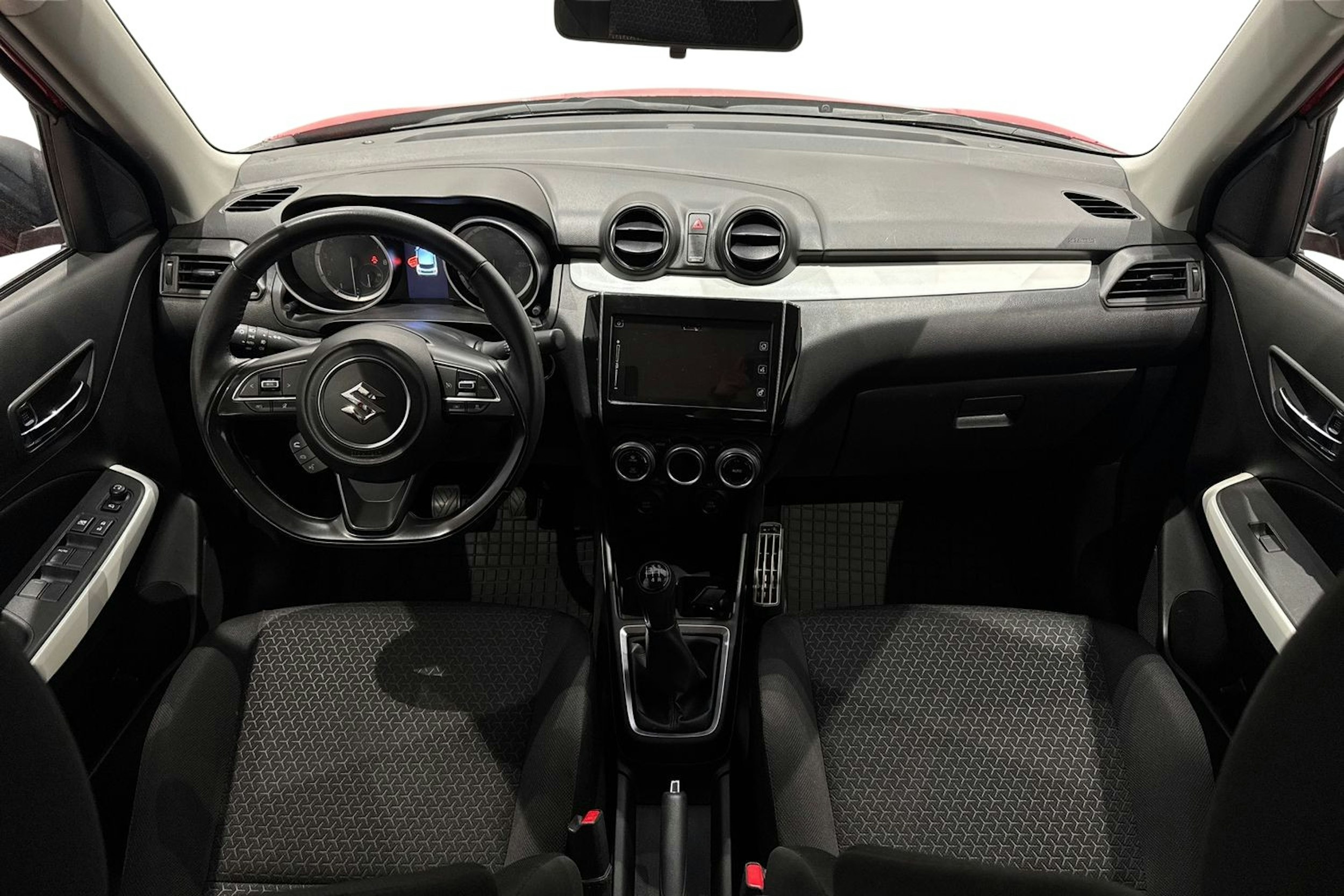 punainen Suzuki Swift 2019 kuva 9.