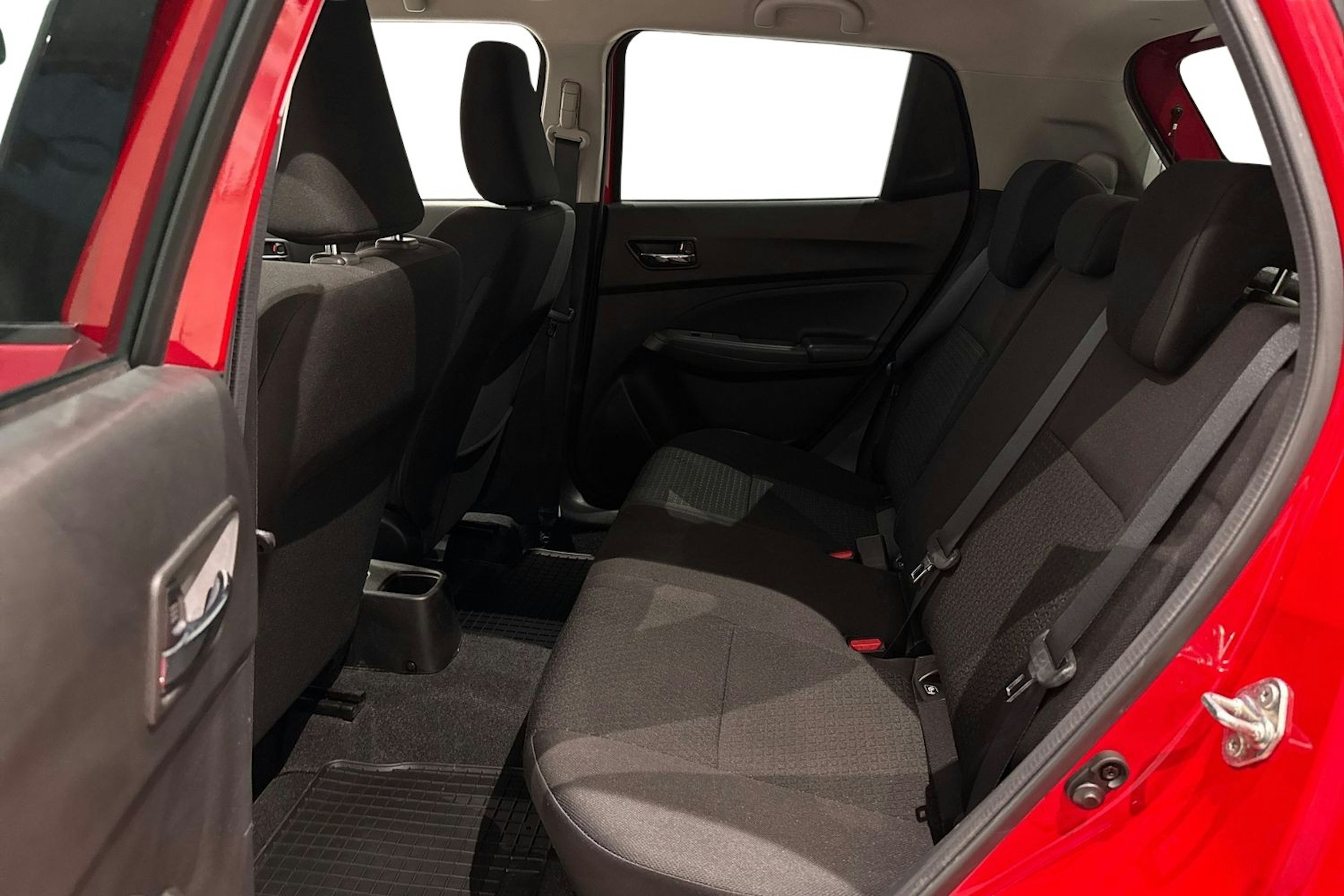 punainen Suzuki Swift 2019 kuva 10.