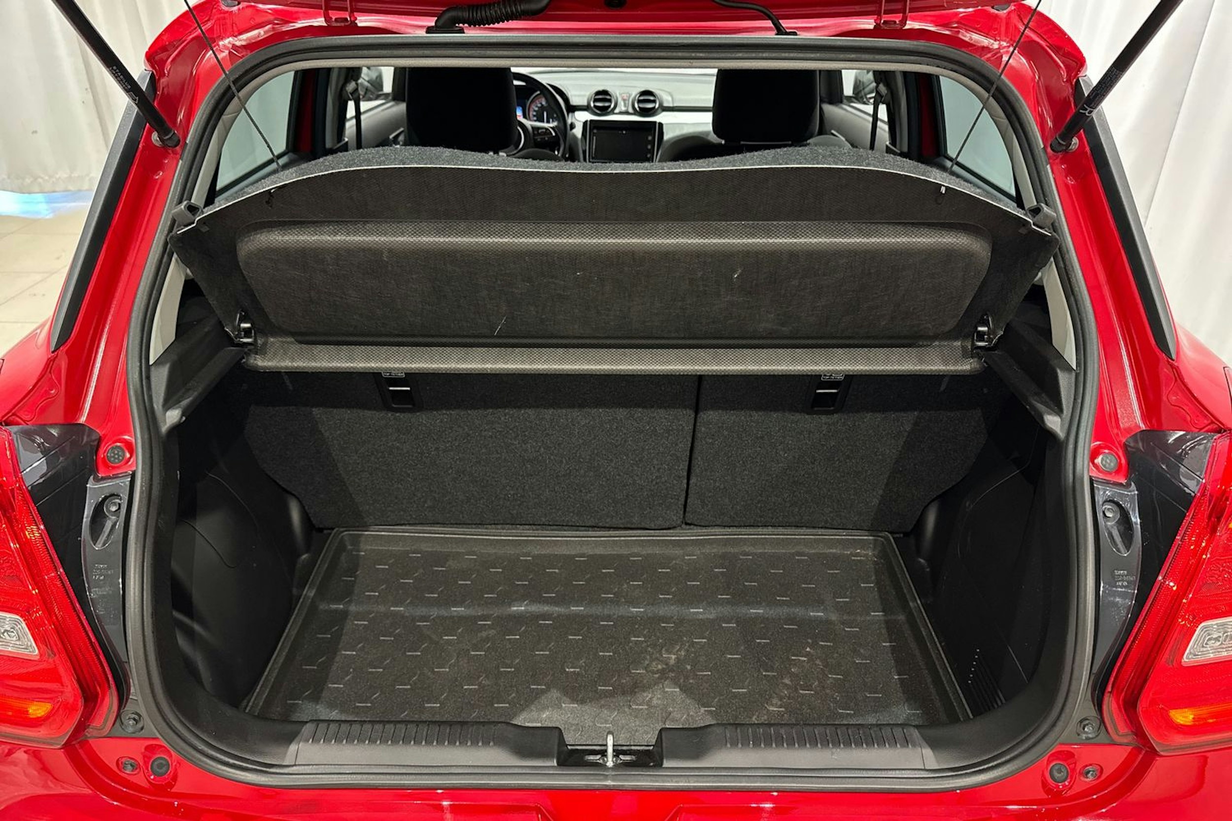 punainen Suzuki Swift 2019 kuva 14.