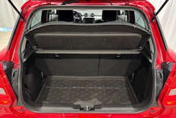 punainen Suzuki Swift 2019 kuva 14.