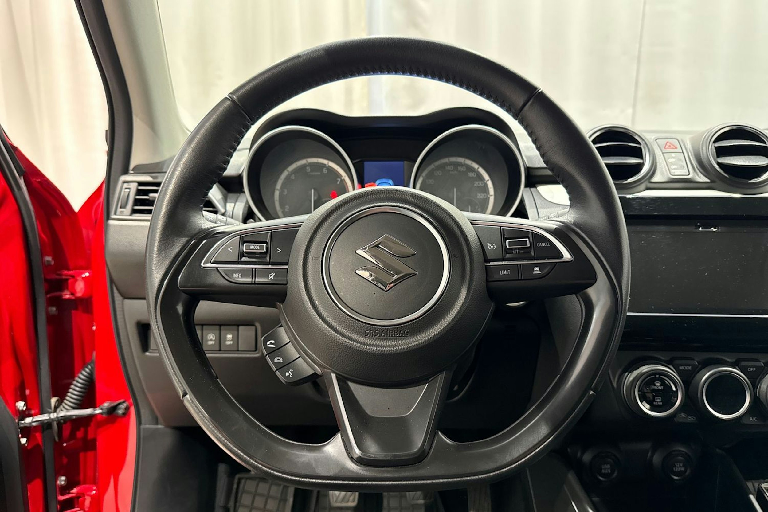 punainen Suzuki Swift 2019 kuva 15.