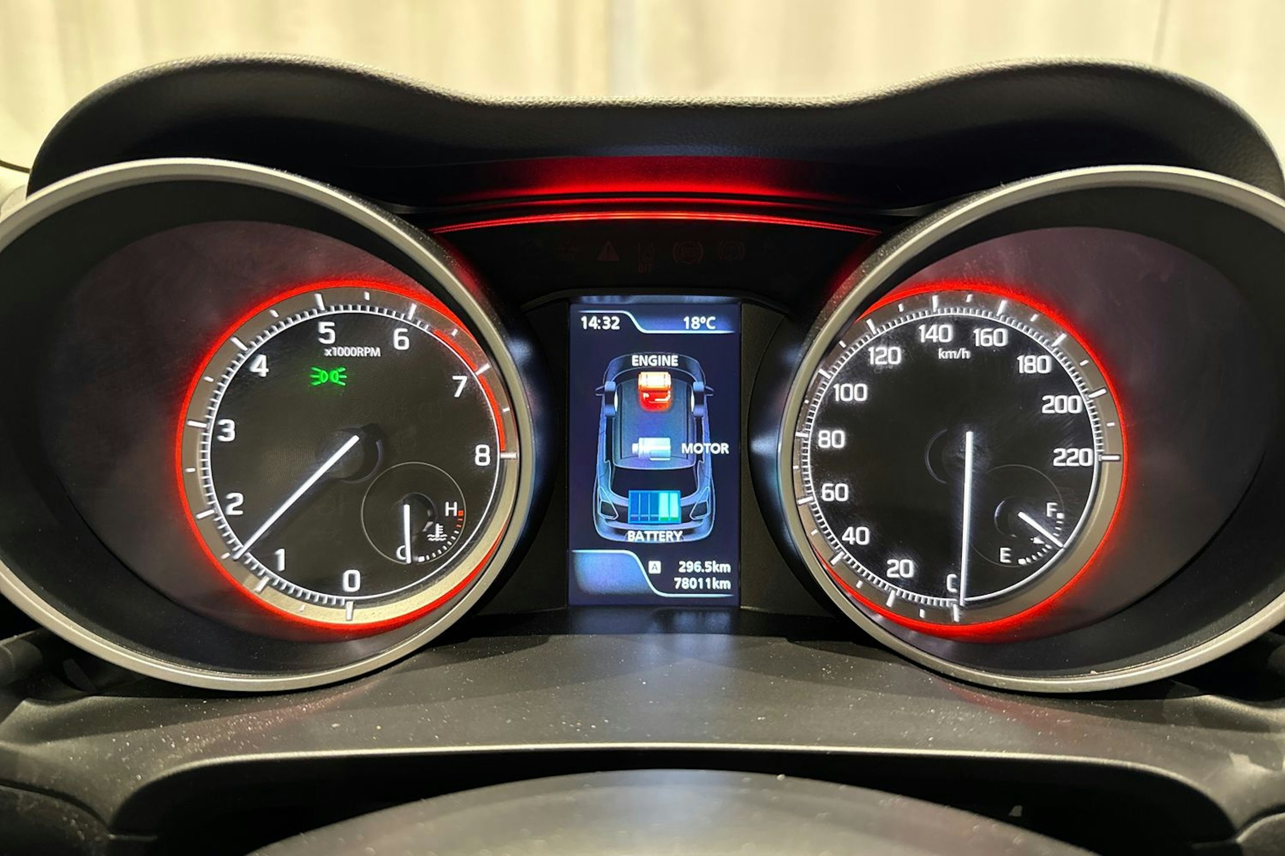 punainen Suzuki Swift 2019 kuva 17.