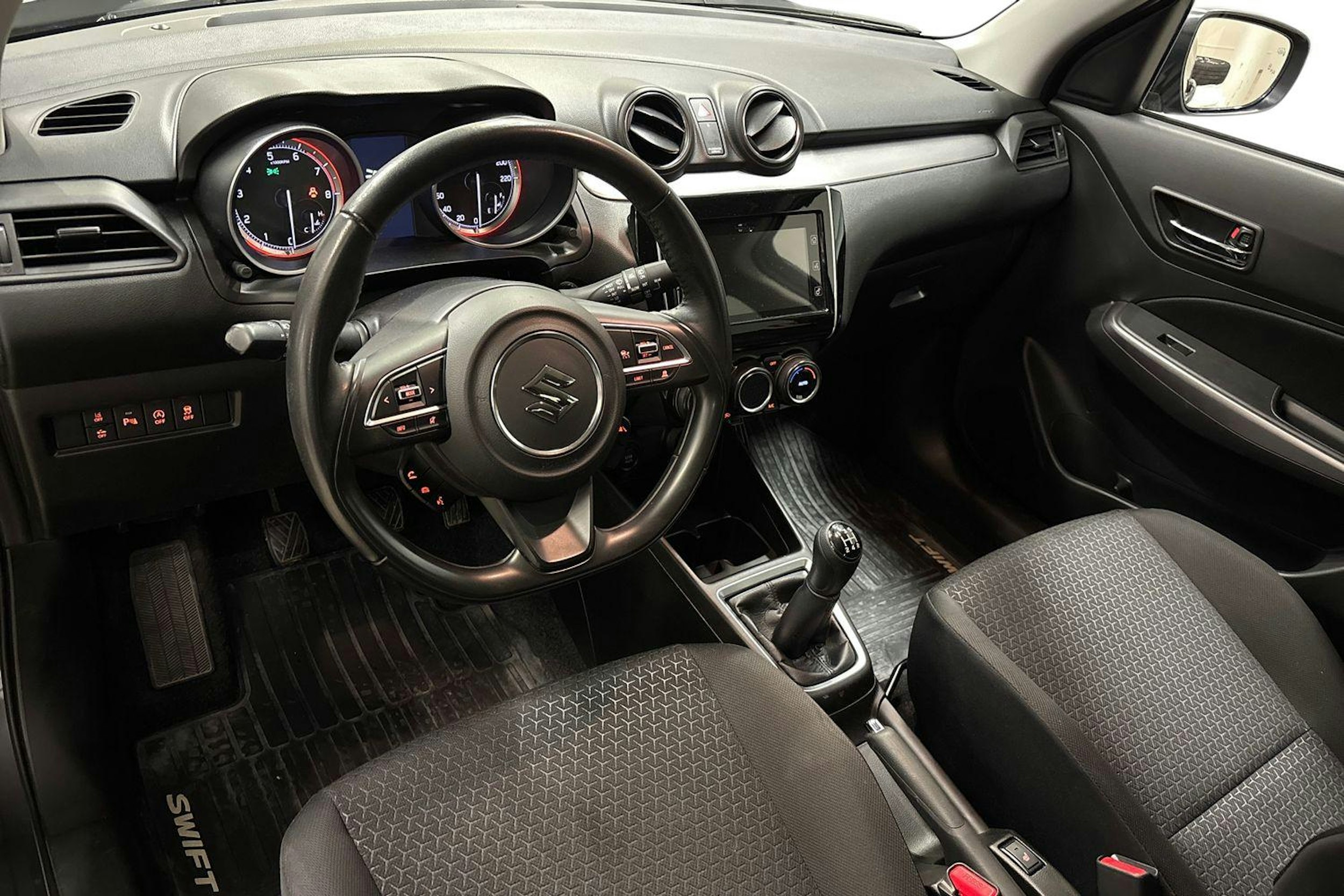 harmaa Suzuki Swift 2022 kuva 7.