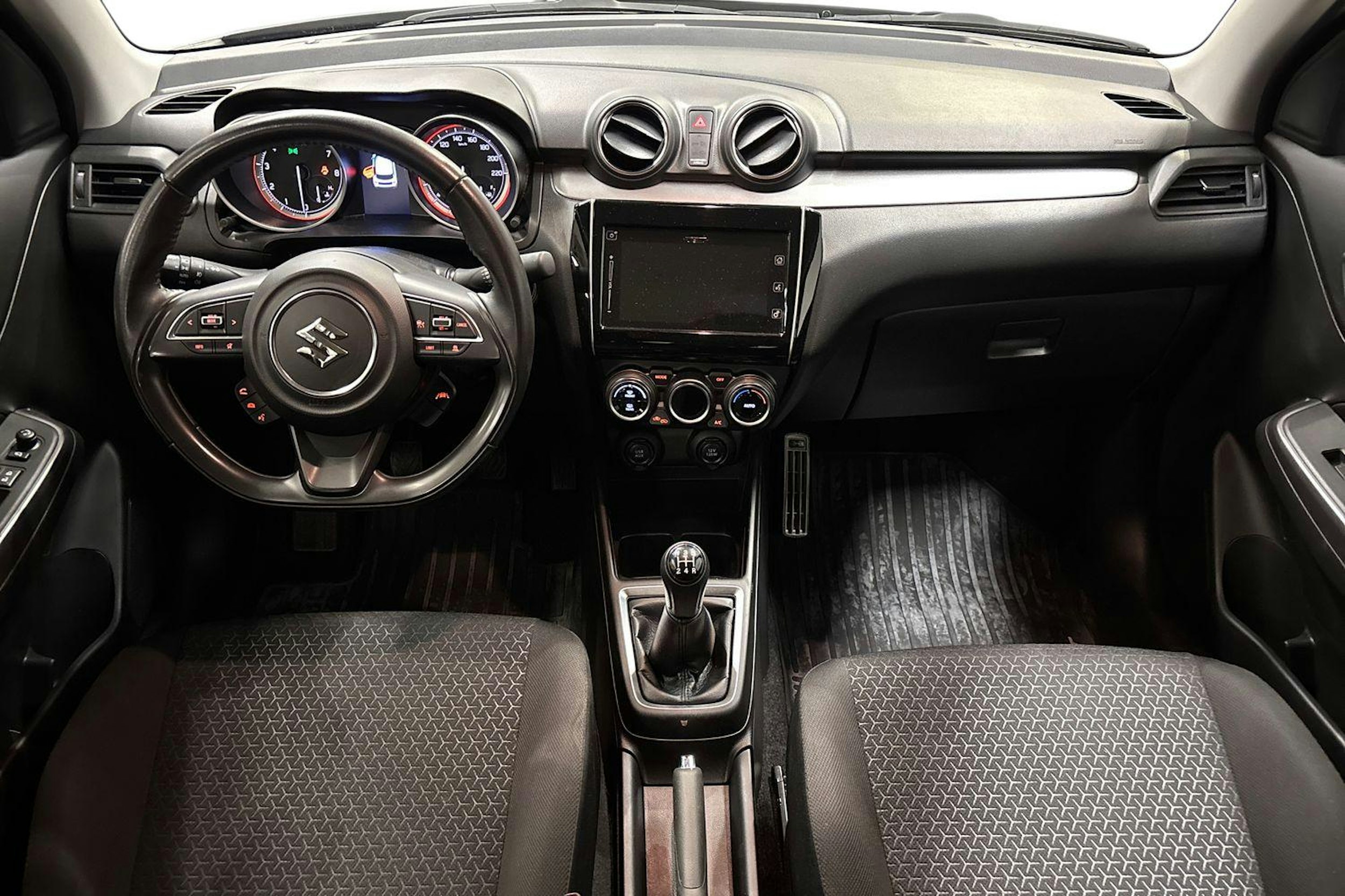 harmaa Suzuki Swift 2022 kuva 9.