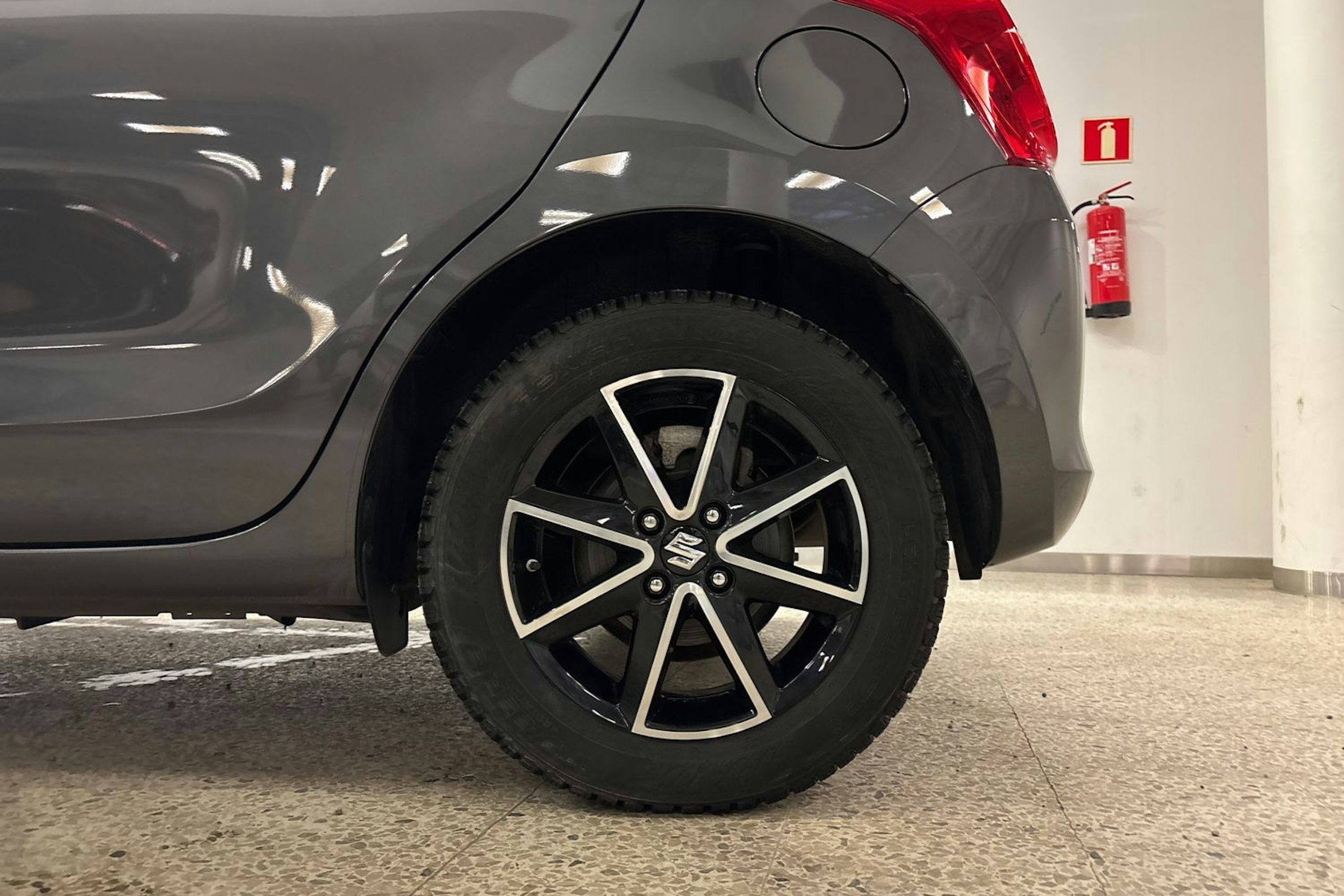 harmaa Suzuki Swift 2022 kuva 13.