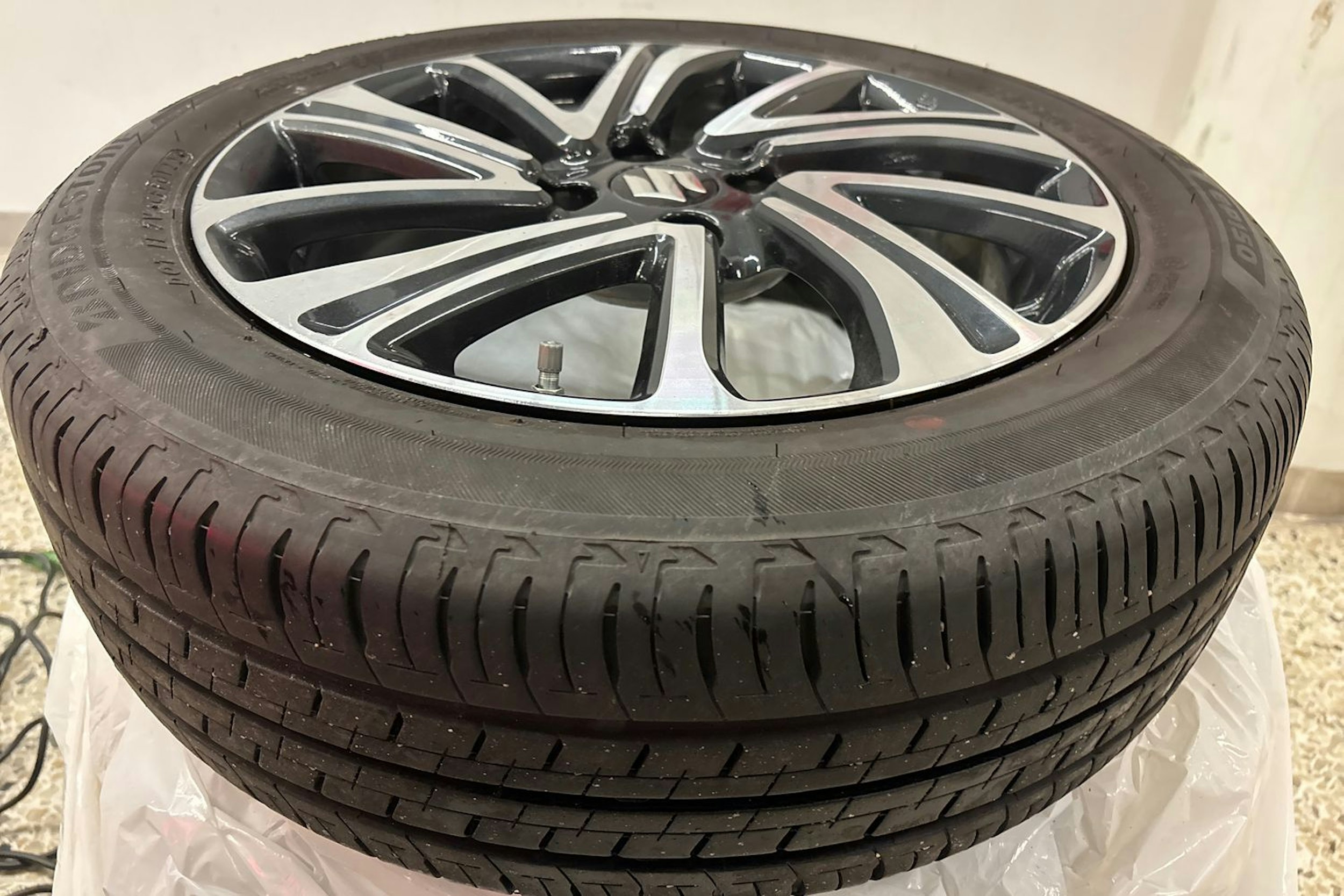 harmaa Suzuki Swift 2022 kuva 14.