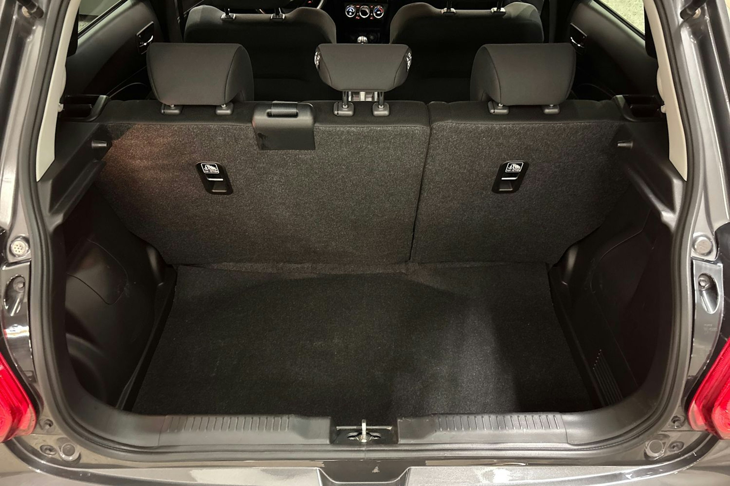 harmaa Suzuki Swift 2022 kuva 15.