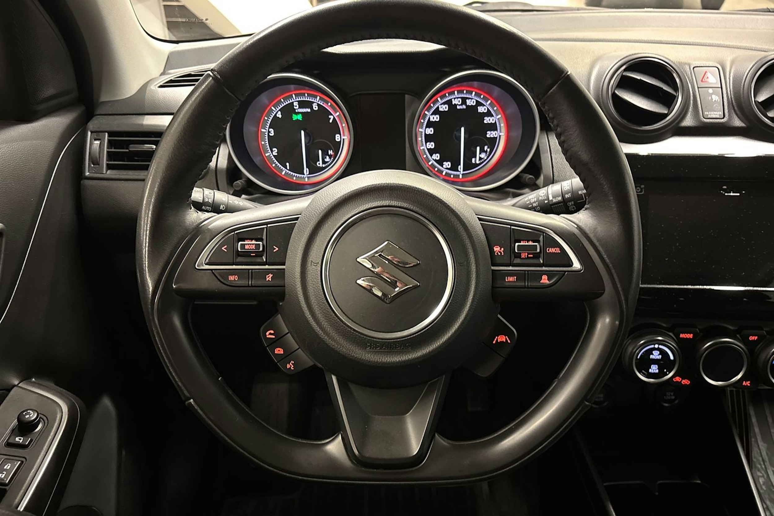 harmaa Suzuki Swift 2022 kuva 17.