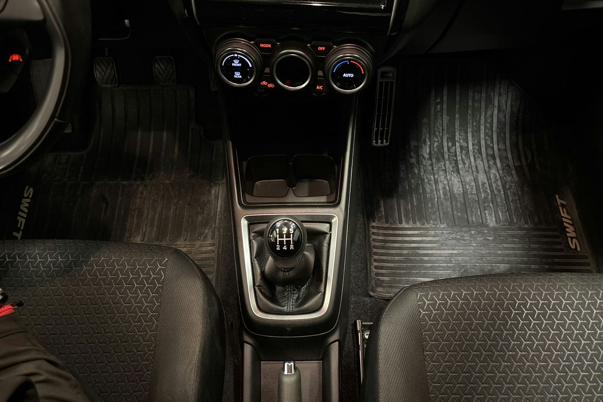 harmaa Suzuki Swift 2022 kuva 21.