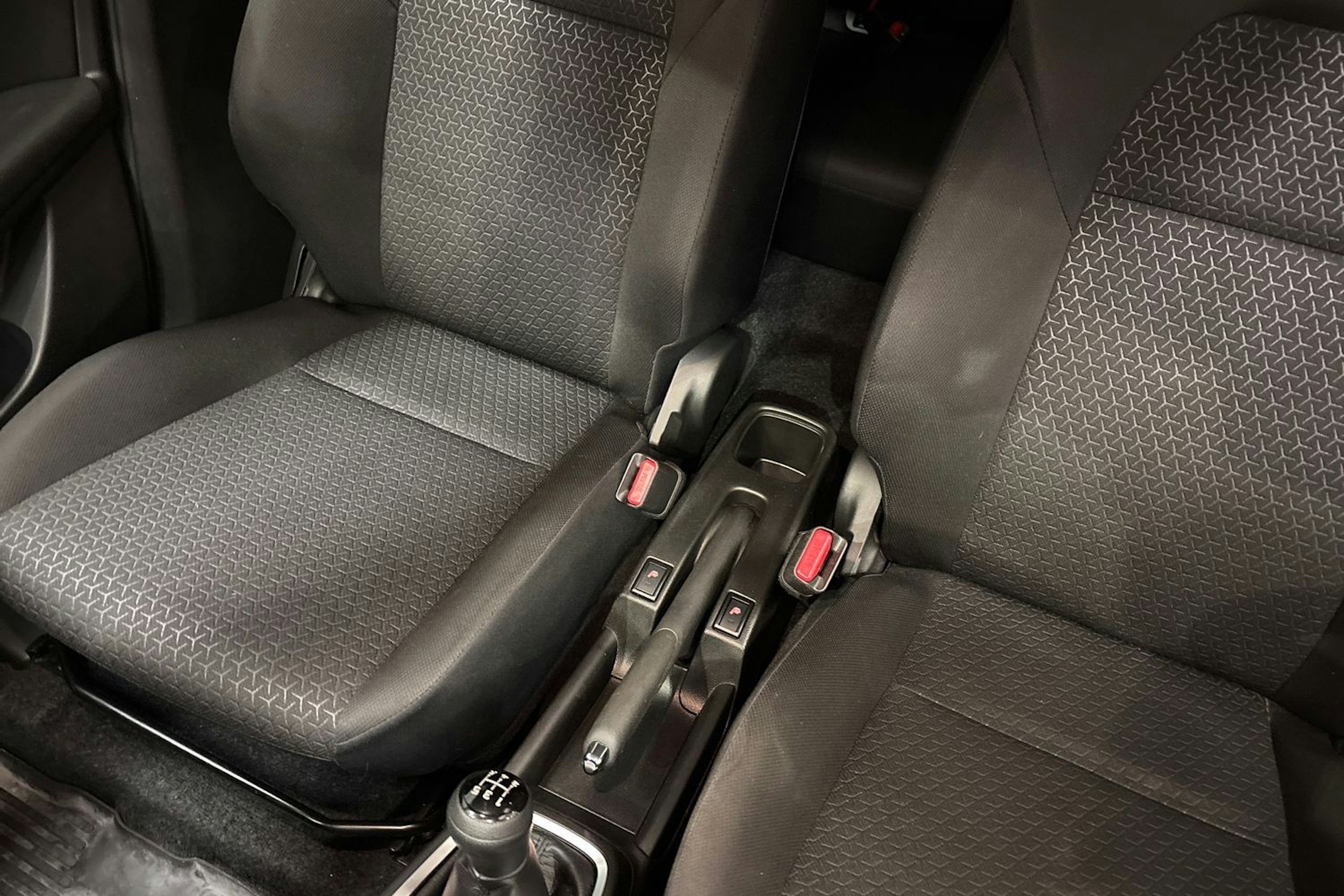 harmaa Suzuki Swift 2022 kuva 22.