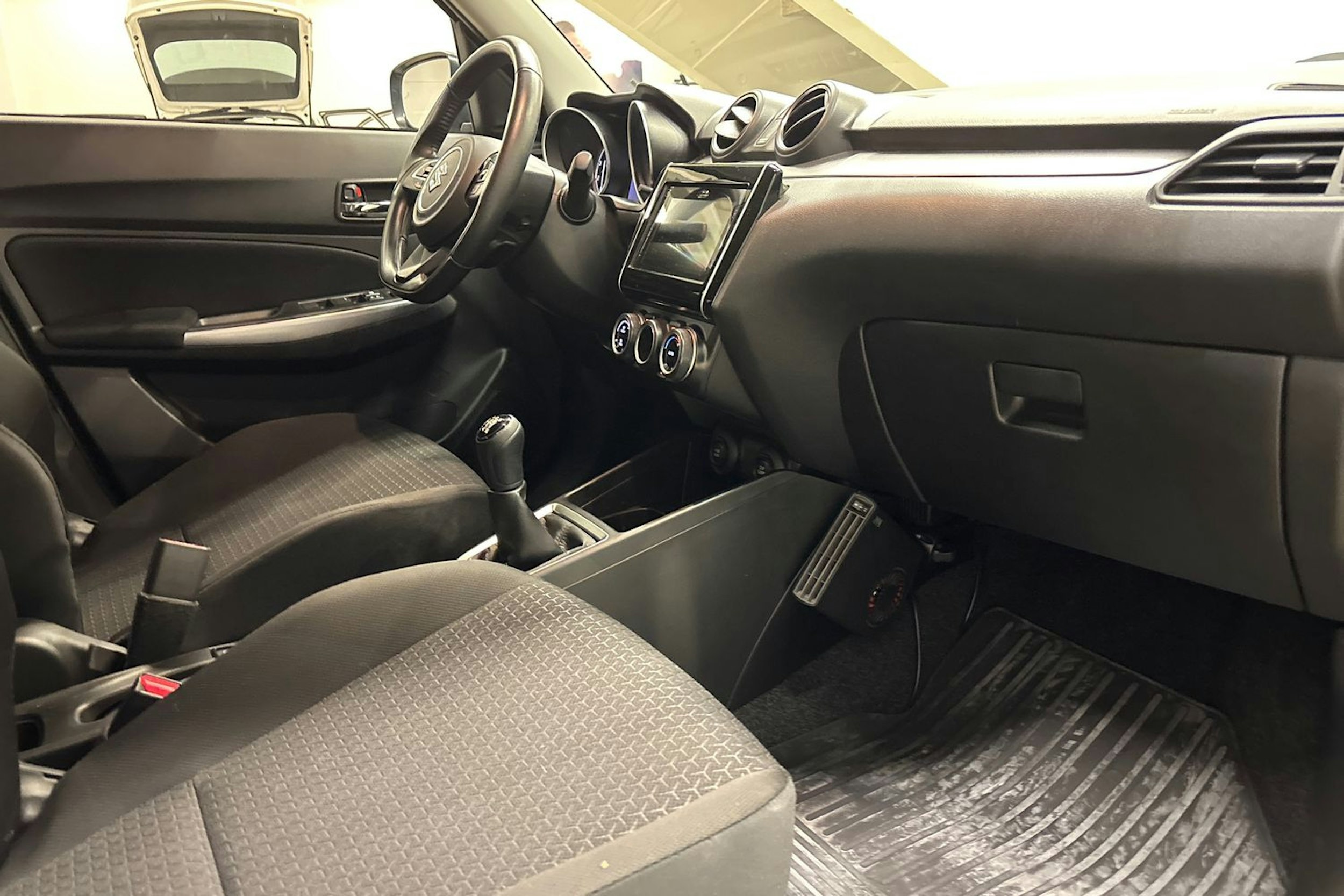 harmaa Suzuki Swift 2022 kuva 23.